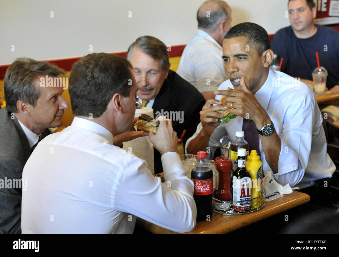 Le président américain Barack Obama (R) et de la Fédération de Russie Dmitri Medvedev (2L) manger des frites et des cheeseburgers à Ray's Hell Burger dans Arlington, Virginie, au cours de la visite du président russe à Washington le 24 juin 2010. UPI/Alex Volgin Banque D'Images