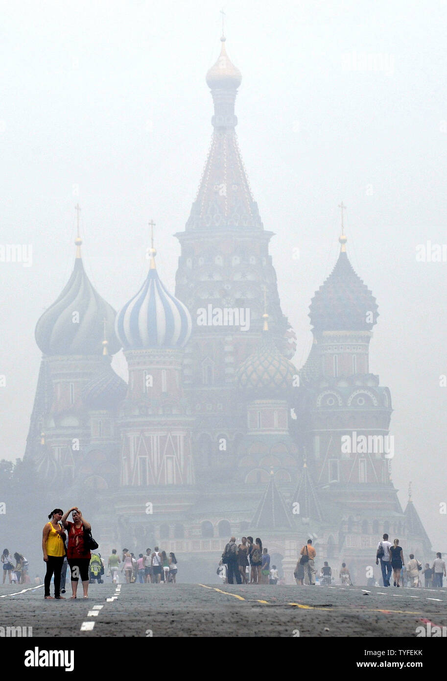 La Cathédrale SaintBasile est vu à travers un lourd smog sur la Place Rouge à Moscou le 4 août