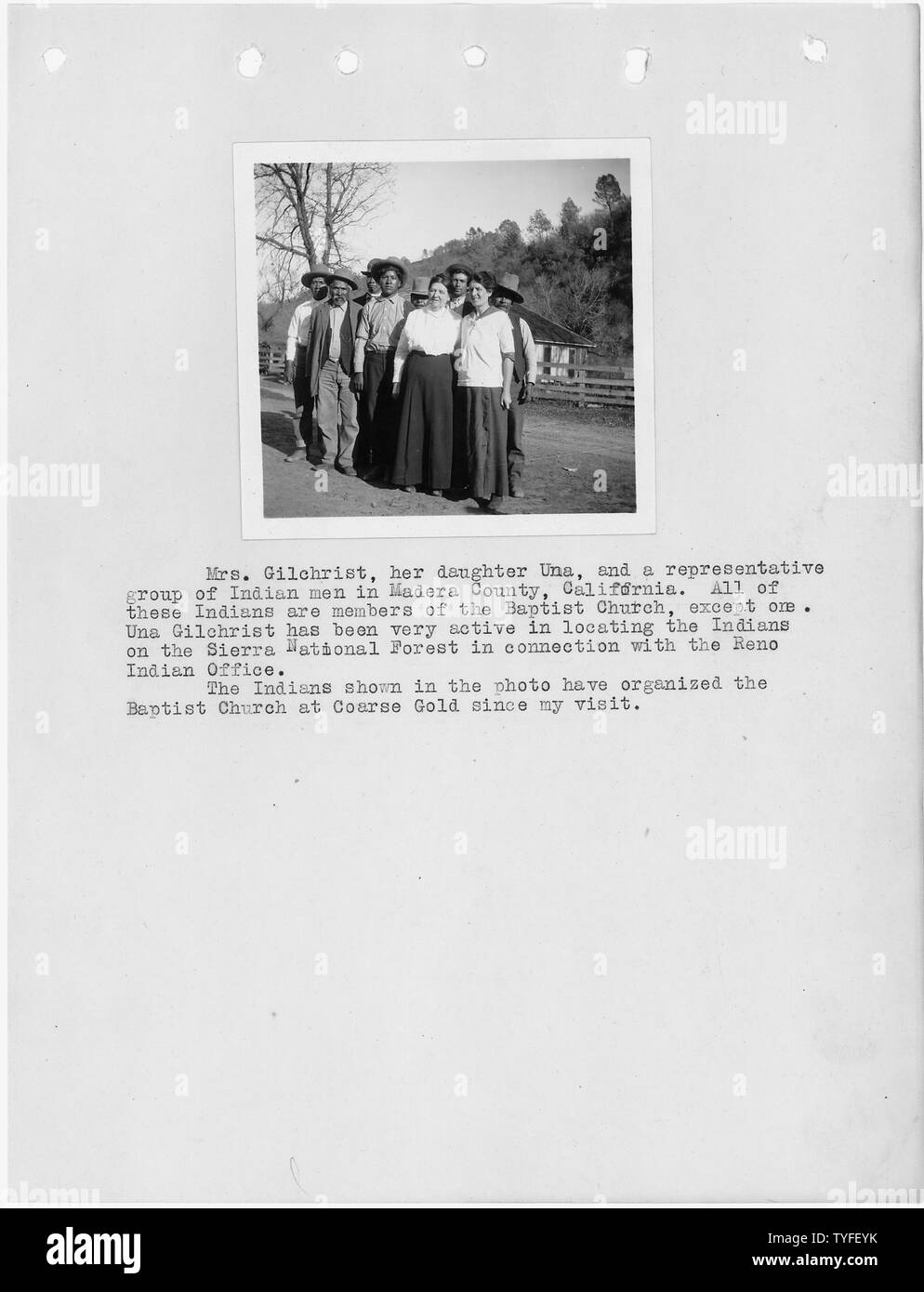 Photographie avec texte de Mme Harriet Gilchrist, sa fille Una, et les hommes de Madera County, en Californie. Il s'agit d'un rapport d'enquête de Fresno et les comtés de Madera par L.D. Creel. Banque D'Images