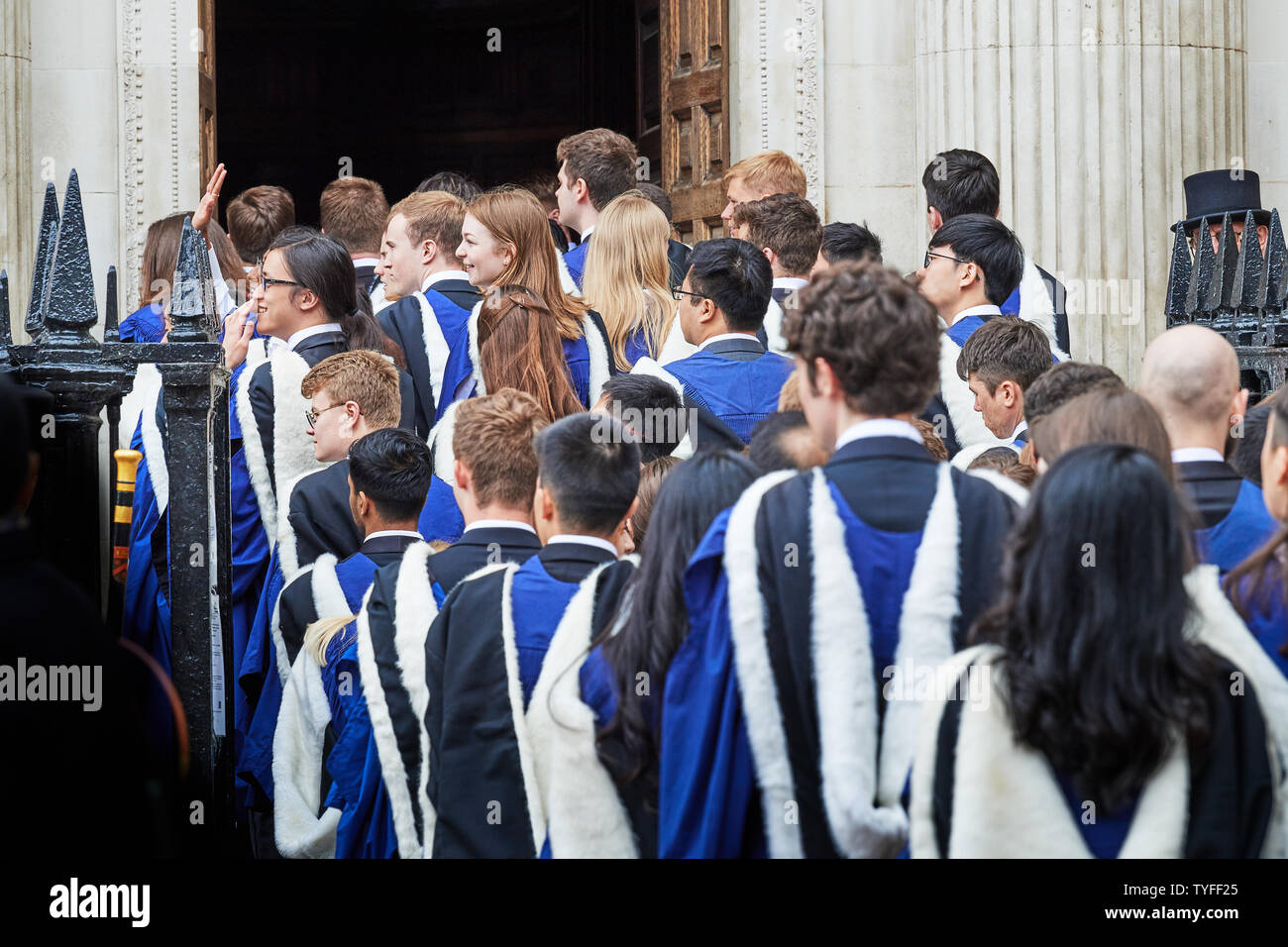 Les étudiants du collège Graduand Trinty (université de Cambridge, Angleterre), vêtus de leurs robes académiques, fichier dans Sénat Chambre pour leur degré cérémonie de remise des diplômes le 26 juin 2019. Banque D'Images