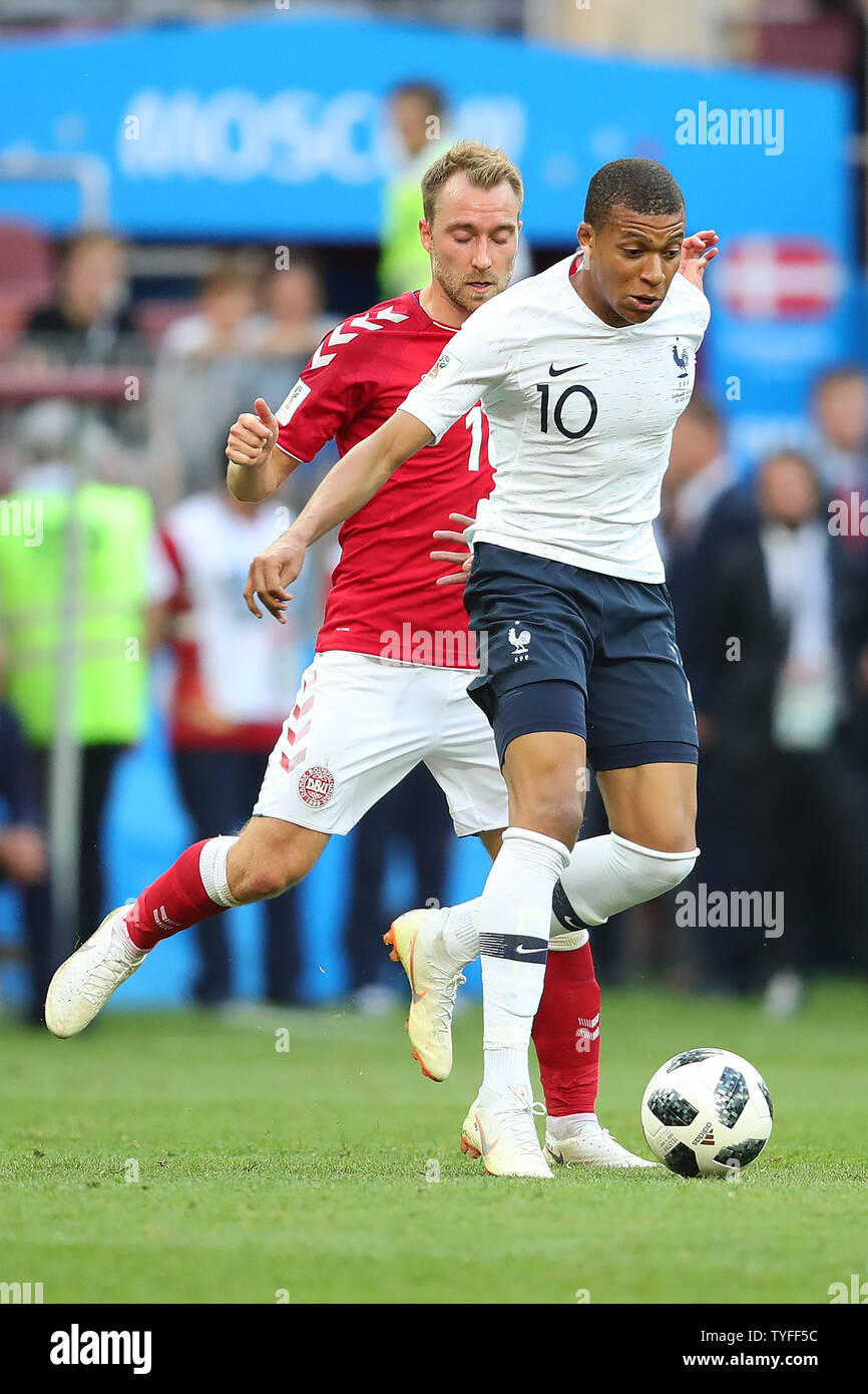 Christian Eriksen (L) du Danemark est en concurrence pour le bal avec Kylian Mbappe de France pendant la Coupe du Monde 2018 groupe C match au stade Luzhniki de Moscou, Russie le 26 juin 2018. Le jeu terminé dans un 0-0 draw. Photo de Chris Brunskill/UPI Banque D'Images