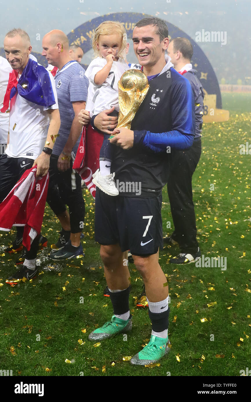 Antoine Griezmann de France pose avec le trophée après la finale de la Coupe du Monde FIFA 2018 match au stade Luzhniki de Moscou, Russie le 15 juillet 2018. La France a battu la Croatie 4-2. Photo de Chris Brunskill/UPI Banque D'Images