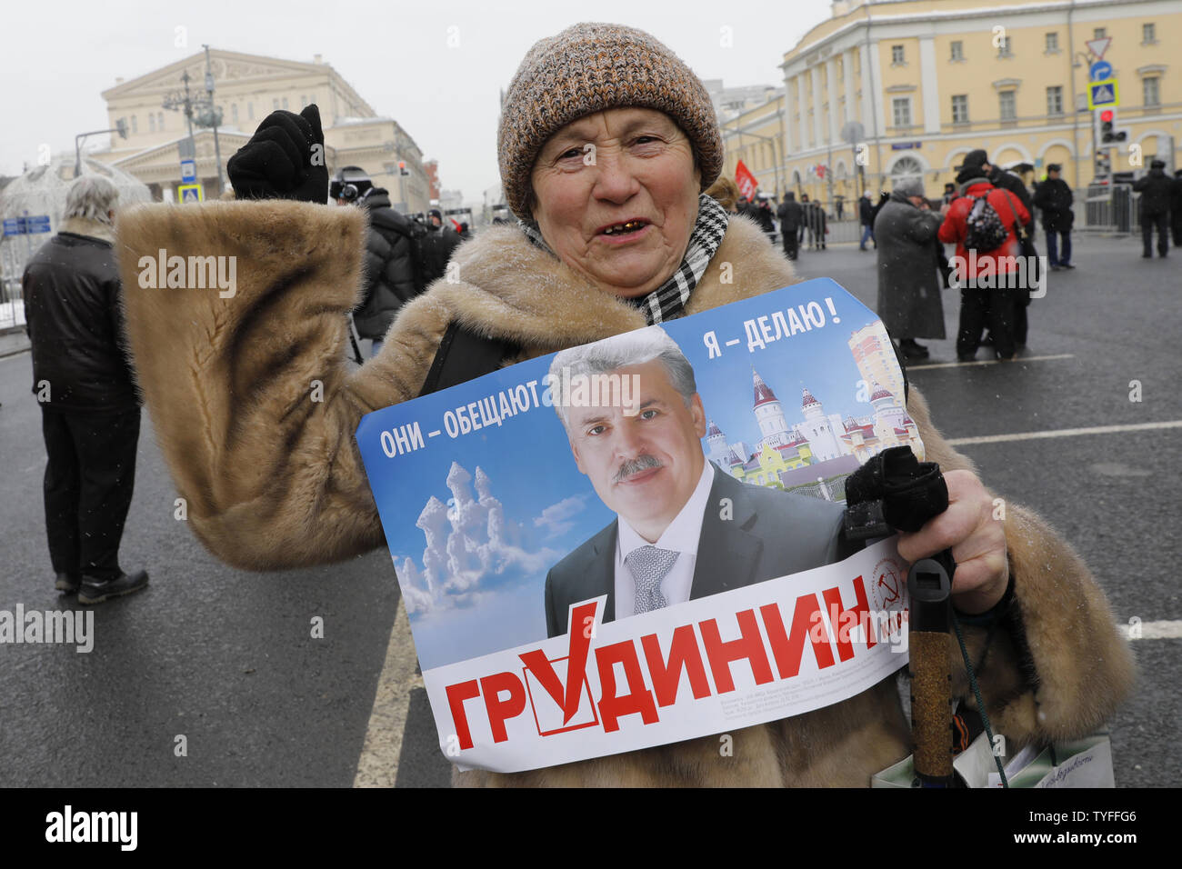 Une femme portrait de Pavel Grudinin, candidat du Parti communiste russe, lors d'un rassemblement pour des élections équitables en font des grandes théâtre à Moscou le 10 mars 2018. Grudinin est considéré comme candidat présidentiel principal derrière Vladimir Poutine. Photo par Yuri Gripas/UPI Banque D'Images