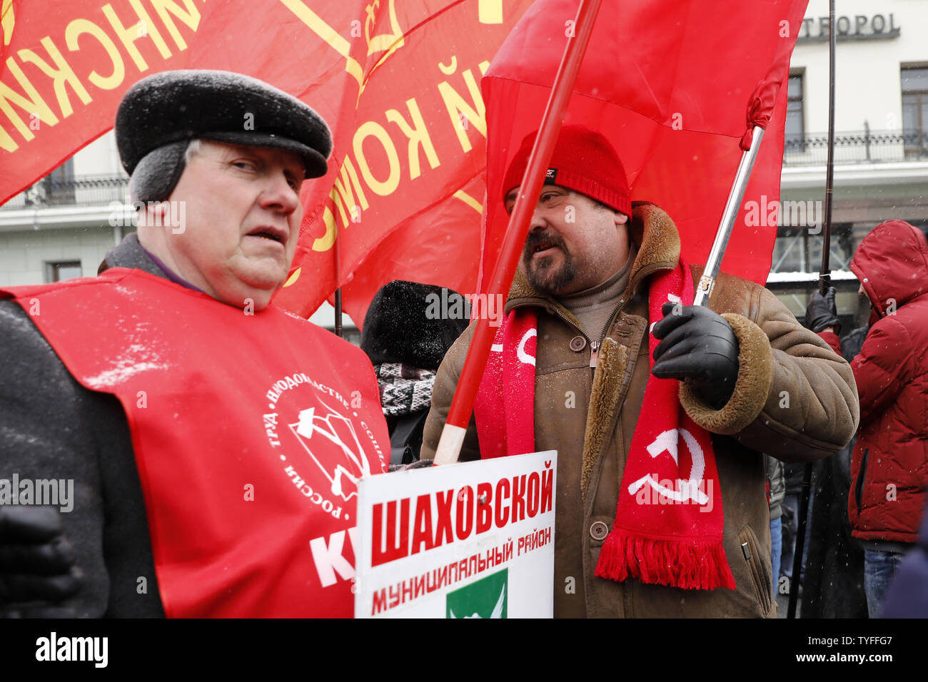 Les partisans de Pavel Grudinin, candidat du Parti communiste russe, rassemblement devant le Grand Théâtre de Moscou pour des élections équitables le 10 mars 2018. Grudinin est considéré comme candidat présidentiel principal derrière Vladimir Poutine. Photo par Yuri Gripas/UPI Banque D'Images