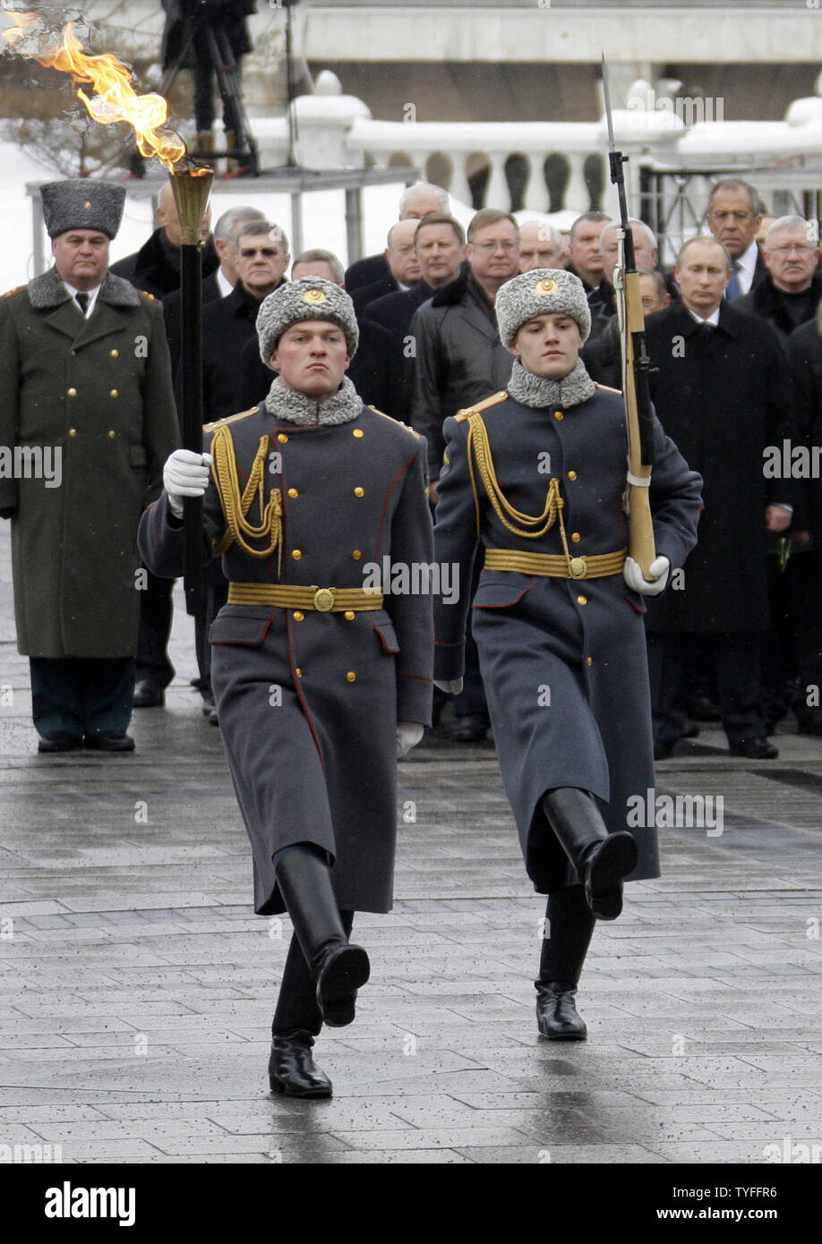 Le Premier ministre russe Vladimir Poutine (R) avec les membres du gouvernement comme les montres porte le flambeau de la garde d'honneur lors d'une cérémonie à la lumière la flamme éternelle sur la Tombe du Soldat inconnu à l'extérieur du Kremlin à Moscou le 23 février 2010. La flamme éternelle a été temporairement déplacée pour trois mois au cours de constructions de la Tombe du Soldat inconnu et ralluma aujourd'hui pour marquer le défenseur de la patrie Jour en Russie. UPI/Alexander Natin Banque D'Images