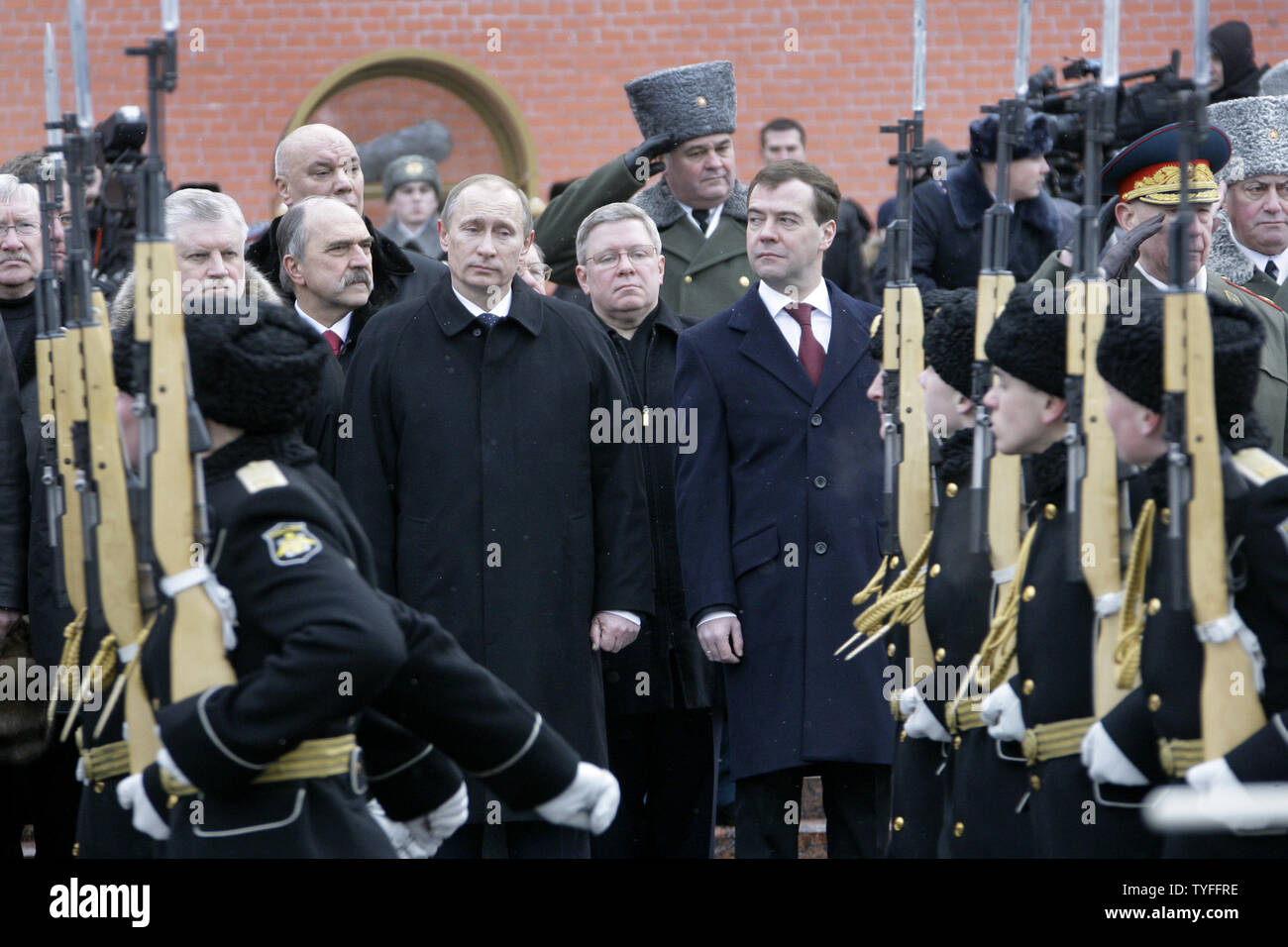 Le président russe Dmitri Medvedev (R) et le Premier Ministre Vladimir Poutine les troupes d'examen après la cérémonie pour allumer la flamme sur la Tombe du Soldat inconnu à l'extérieur du Kremlin à Moscou le 23 février 2010. La flamme éternelle a été temporairement déplacée pour trois mois au cours de constructions de la Tombe du Soldat inconnu et ralluma aujourd'hui pour marquer le défenseur de la patrie Jour en Russie. UPI/Alexander Natin Banque D'Images