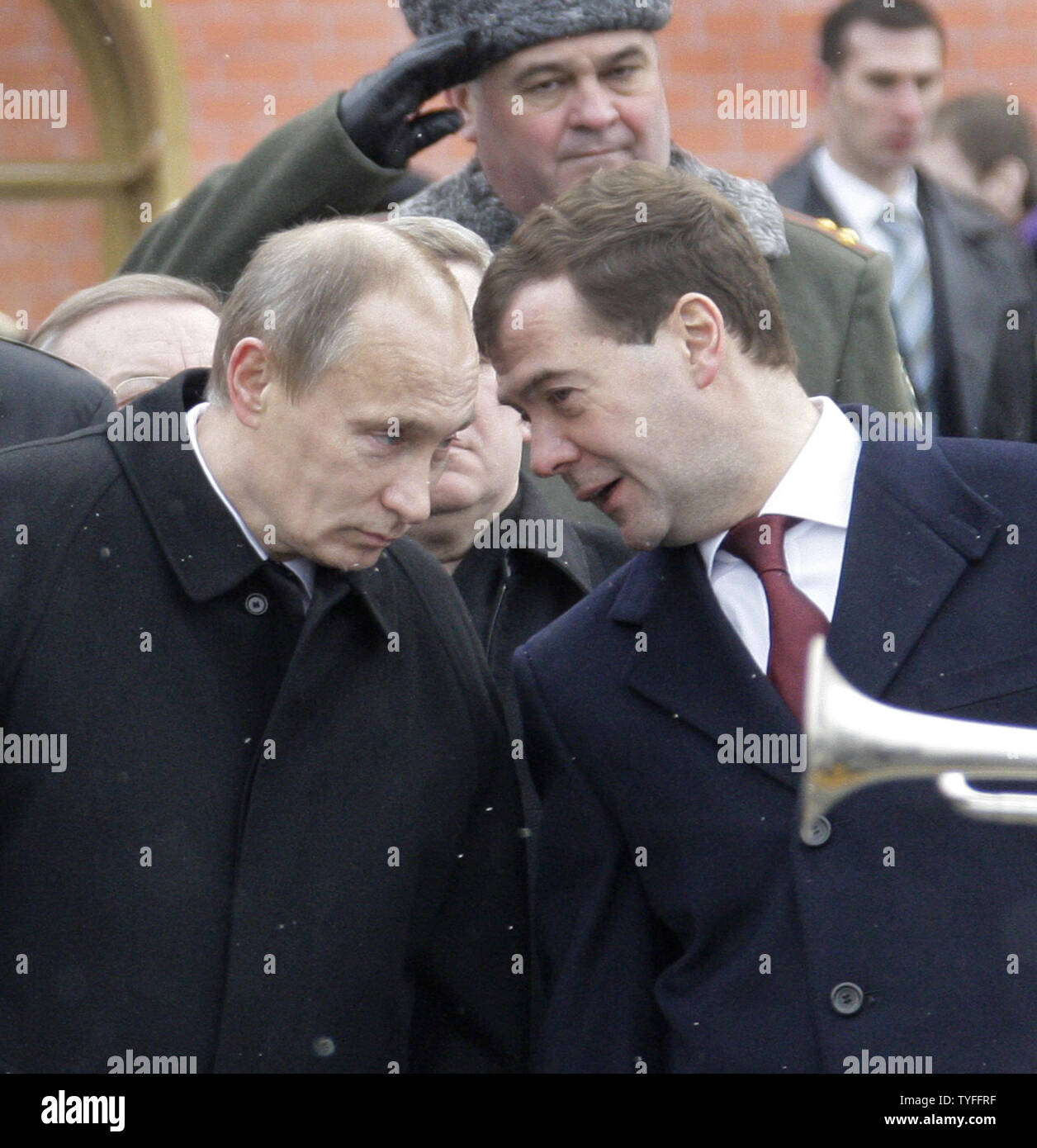 Le président russe Dmitri Medvedev (R) s'entretient avec le Premier Ministre Vladimir Poutine après la cérémonie pour allumer la flamme sur la Tombe du Soldat inconnu à l'extérieur du Kremlin à Moscou le 23 février 2010. La flamme éternelle a été temporairement déplacée pour trois mois au cours de constructions de la Tombe du Soldat inconnu et ralluma aujourd'hui pour marquer le défenseur de la patrie Jour en Russie. UPI/Alexander Natin Banque D'Images