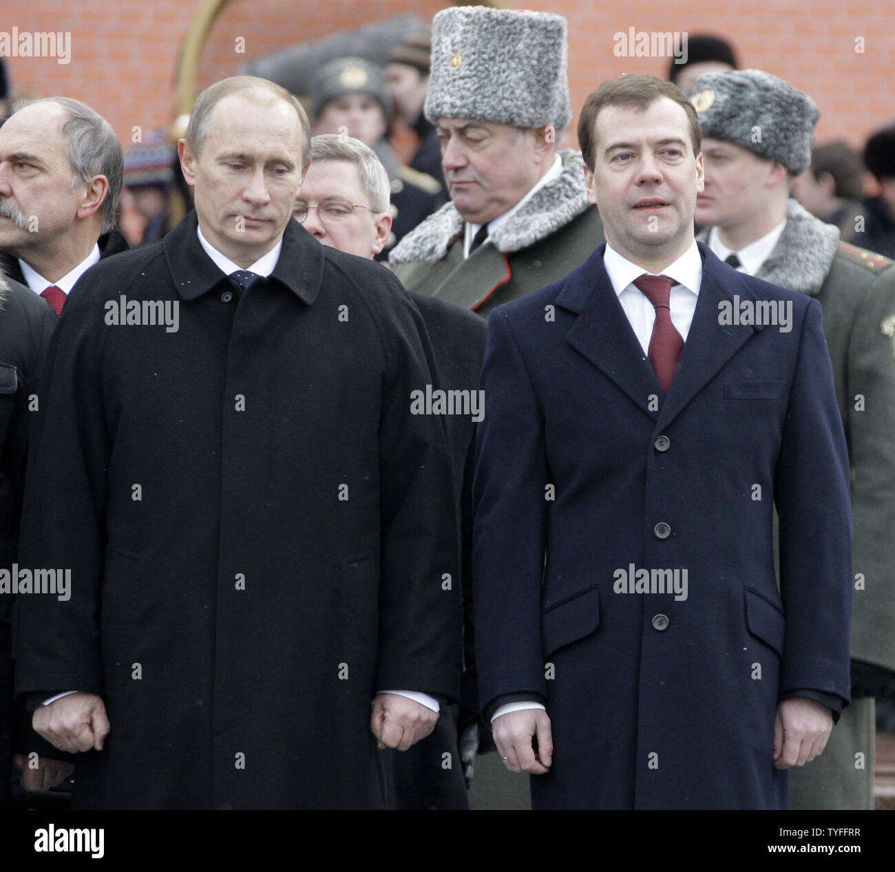 Le président russe Dmitri Medvedev (R) et le Premier Ministre Vladimir Poutine de prendre part à la cérémonie pour allumer la flamme sur la Tombe du Soldat inconnu à l'extérieur du Kremlin à Moscou le 23 février 2010. La flamme éternelle a été temporairement déplacée pour trois mois au cours de constructions de la Tombe du Soldat inconnu et ralluma aujourd'hui pour marquer le défenseur de la patrie Jour en Russie. UPI/Alexander Natin Banque D'Images