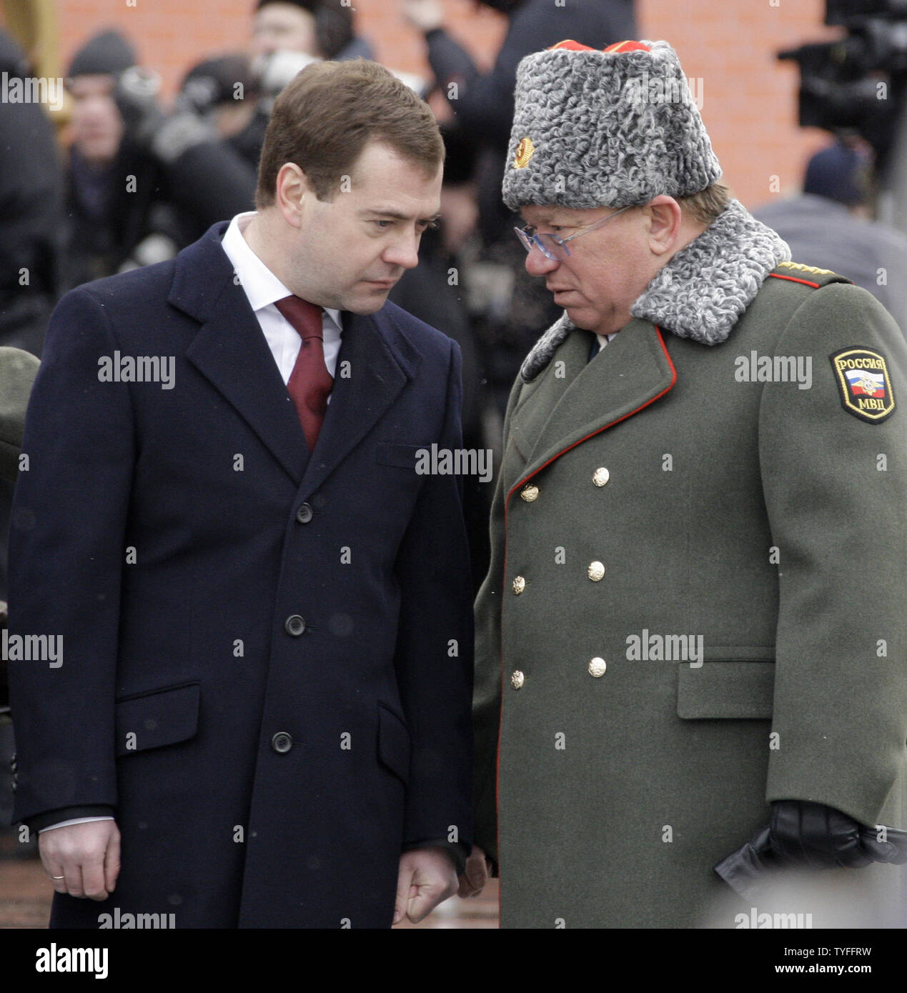 Le président russe Dmitri Medvedev (G) prend part à la cérémonie pour allumer la flamme sur la Tombe du Soldat inconnu à l'extérieur du Kremlin à Moscou le 23 février 2010. La flamme éternelle a été temporairement déplacée pour trois mois au cours de constructions de la Tombe du Soldat inconnu et ralluma aujourd'hui pour marquer le défenseur de la patrie Jour en Russie. UPI/Alexander Natin Banque D'Images