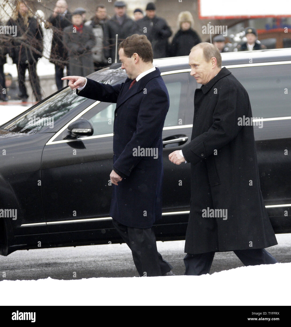 Le président russe Dmitri Medvedev (G) et le Premier Ministre Vladimir Poutine partir après la cérémonie pour allumer la flamme sur la Tombe du Soldat inconnu à l'extérieur du Kremlin à Moscou le 23 février 2010. La flamme éternelle a été temporairement déplacée pour trois mois au cours de constructions de la Tombe du Soldat inconnu et ralluma aujourd'hui pour marquer le défenseur de la patrie Jour en Russie. UPI/Alexander Natin Banque D'Images