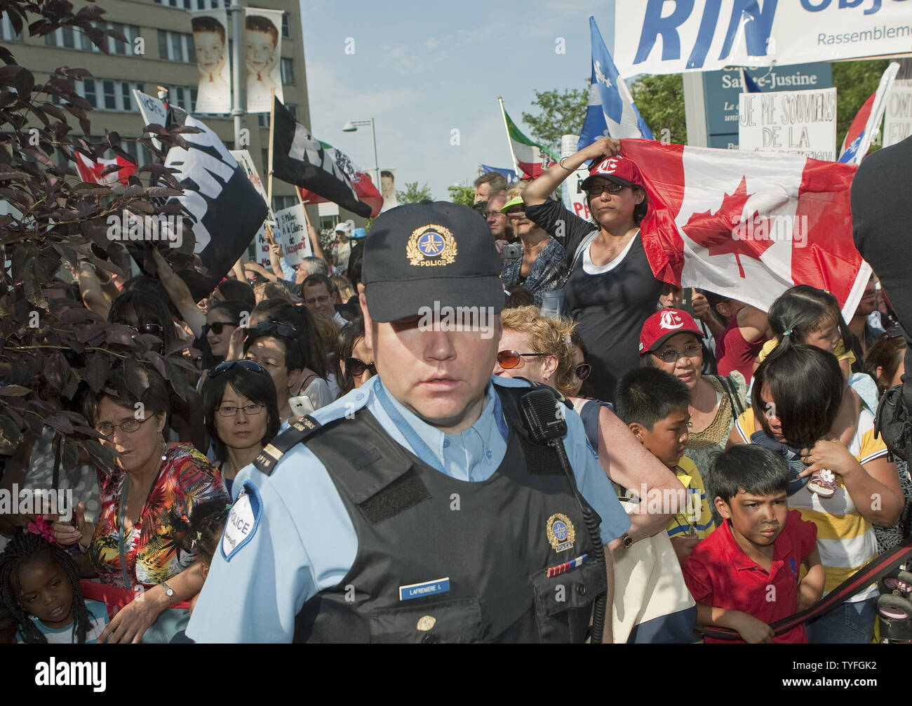 Une foule de manifestants mélanger avec l'accueil public comme le Prince William et son épouse Kate, le duc et la duchesse de Cambridge, visitez le Centre hospitalier universitaire Sainte-Justine au cours de leur tournée royale à Montréal, Québec, le 2 juillet 2011. UPI/Heinz Ruckemann Banque D'Images