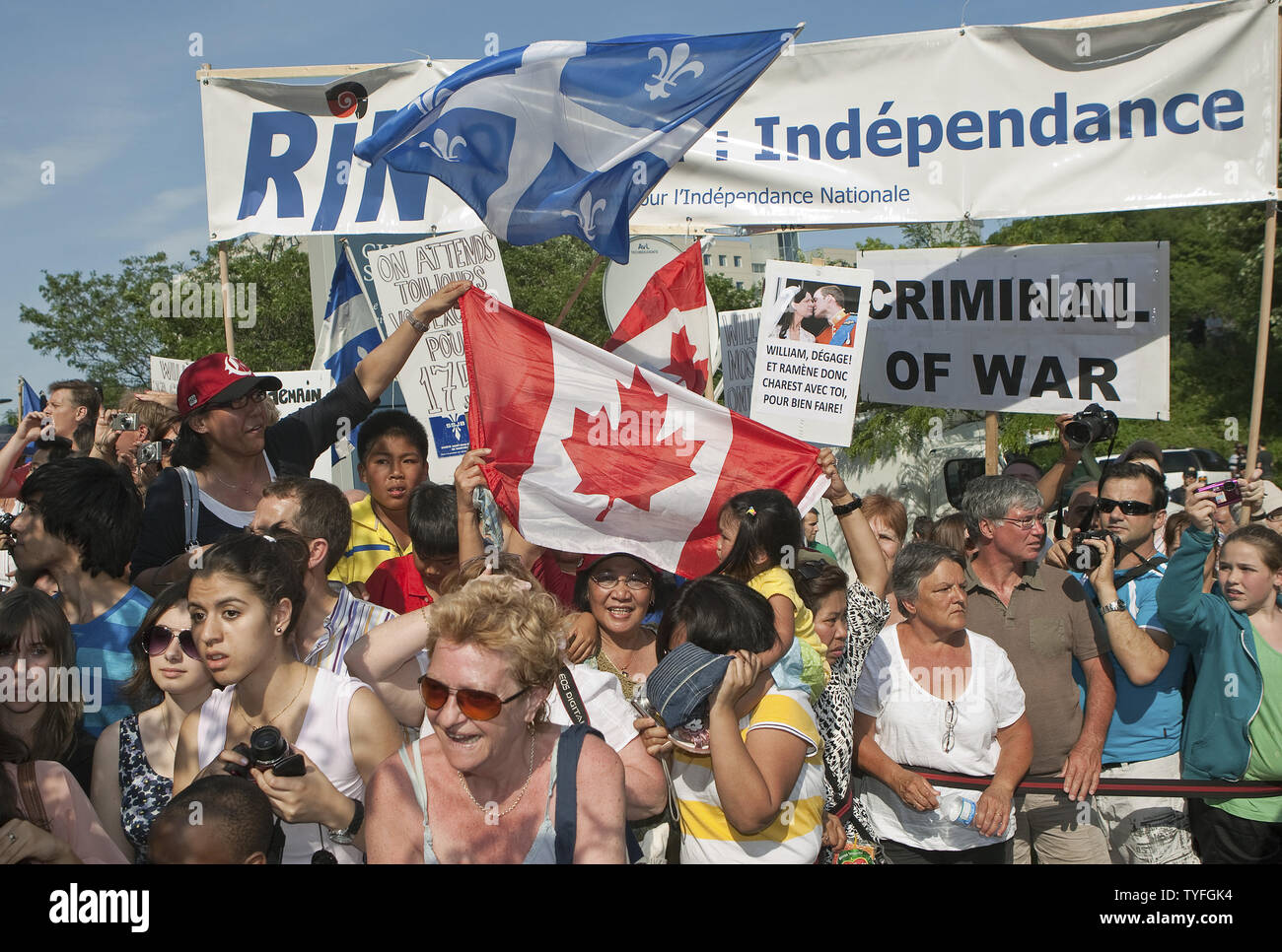 Une foule de manifestants mélanger avec l'accueil public comme le Prince William et son épouse Kate, le duc et la duchesse de Cambridge, visitez le Centre hospitalier universitaire Sainte-Justine au cours de leur tournée royale à Montréal, Québec, le 2 juillet 2011. UPI/Heinz Ruckemann Banque D'Images