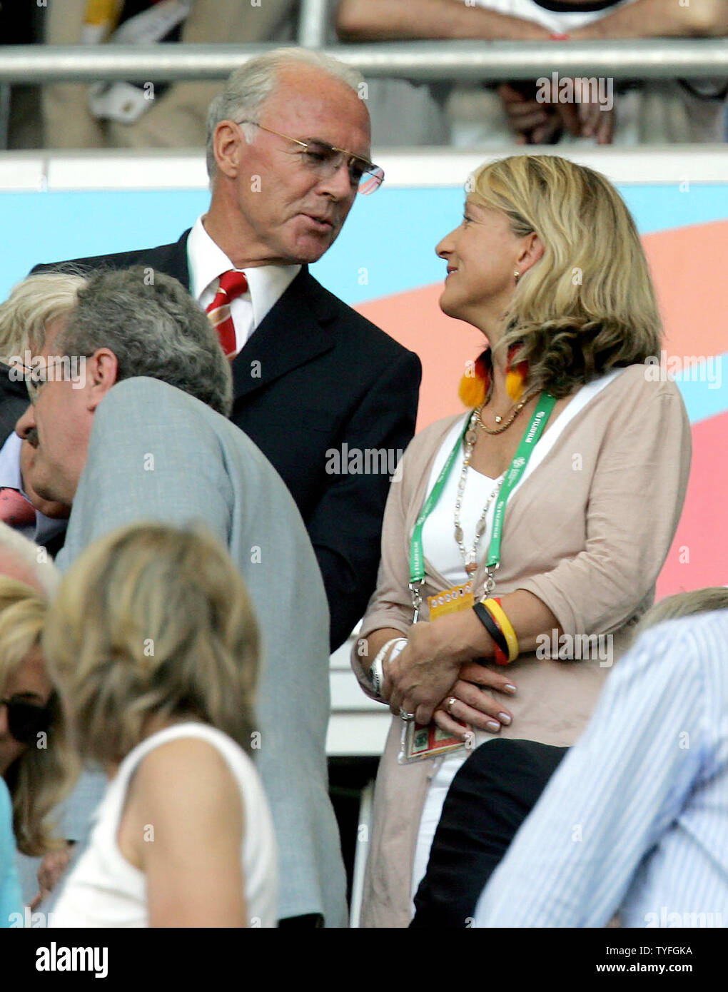 Franz Beckenbauer avec sa femme Heidi, anciennement nommée Heidi Burmeister à la Coupe du Monde de football, le 24 juin 2006. Beckenbauer a mariée hier à Oberndorf, Allemagne. L'Allemagne a battu la Suède 2-0. (Photo d'UPI/Norbert Rzepka) Banque D'Images