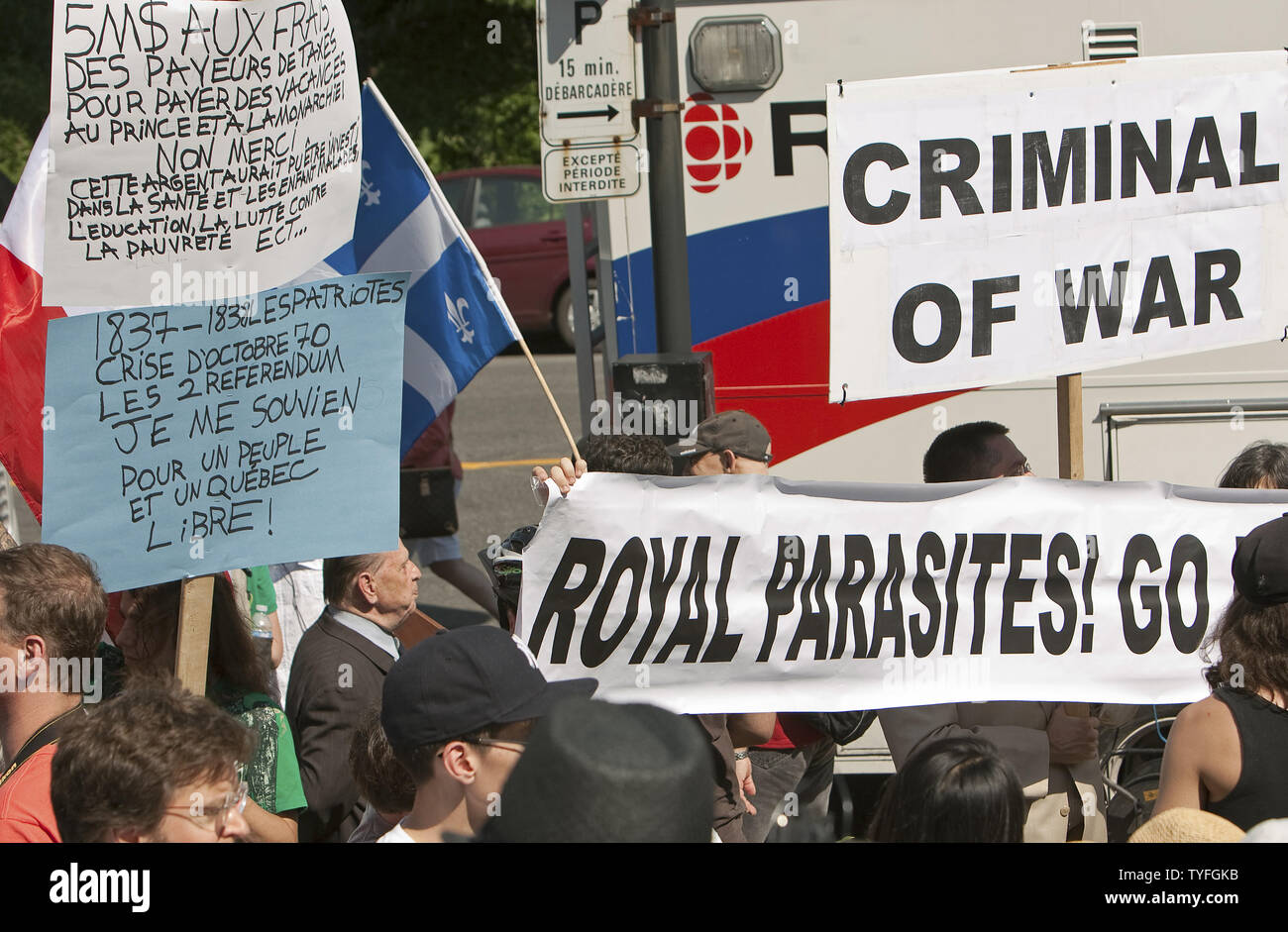 Une foule de manifestants mélanger avec l'accueil public comme le Prince William et son épouse Kate, le duc et la duchesse de Cambridge, visitez le Centre hospitalier universitaire Sainte-Justine au cours de leur tournée royale à Montréal, Québec, le 2 juillet 2011. UPI/Heinz Ruckemann Banque D'Images