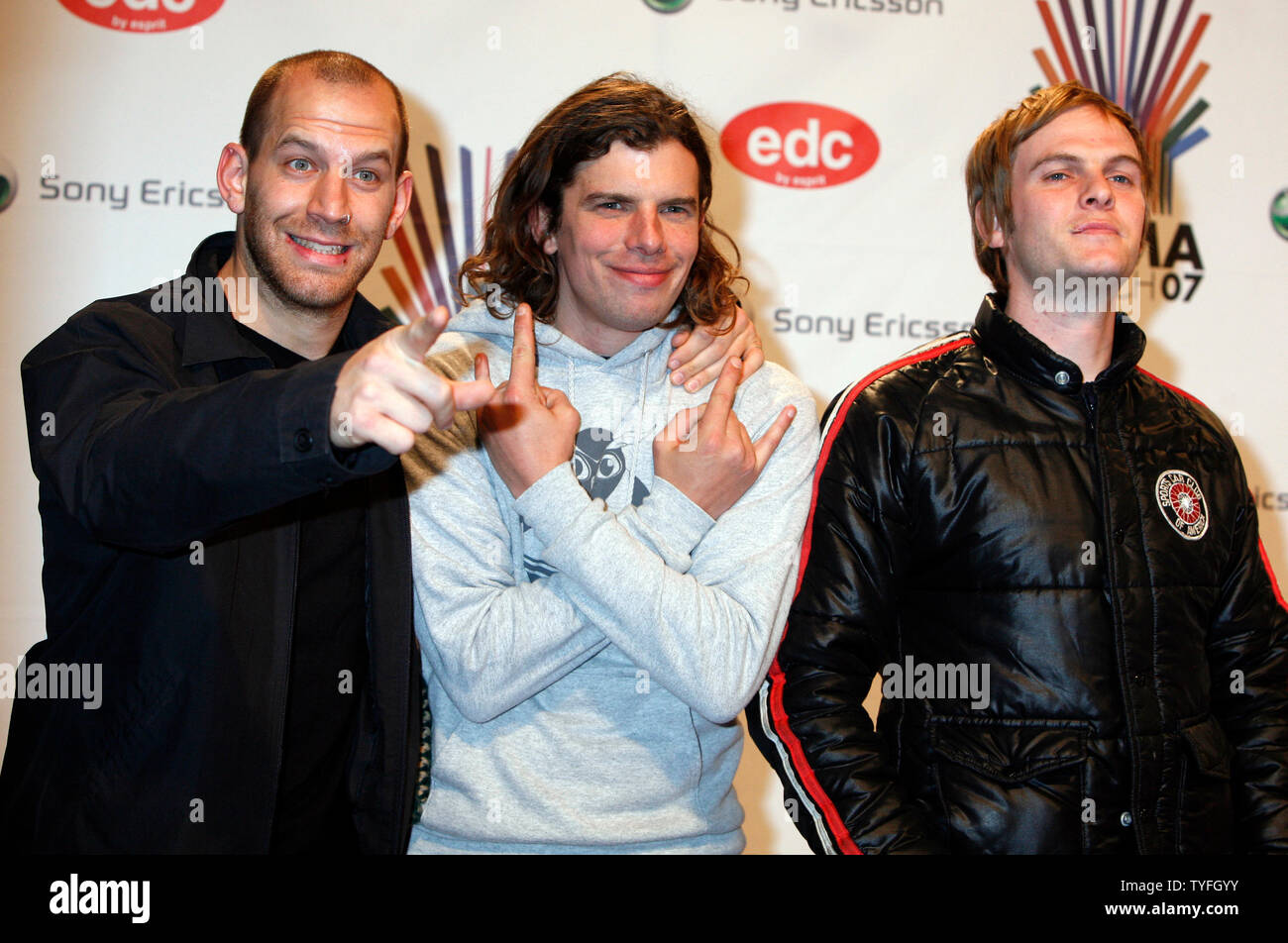 Florian Weber (L), Andi Erhard (C) et Peter Brugger du groupe de rock allemand Sportfreunde Stiller arrivent à les MTV Europe Music Awards à Munich, Allemagne le 1 novembre 2007. (Photo d'UPI/David Silpa) Banque D'Images