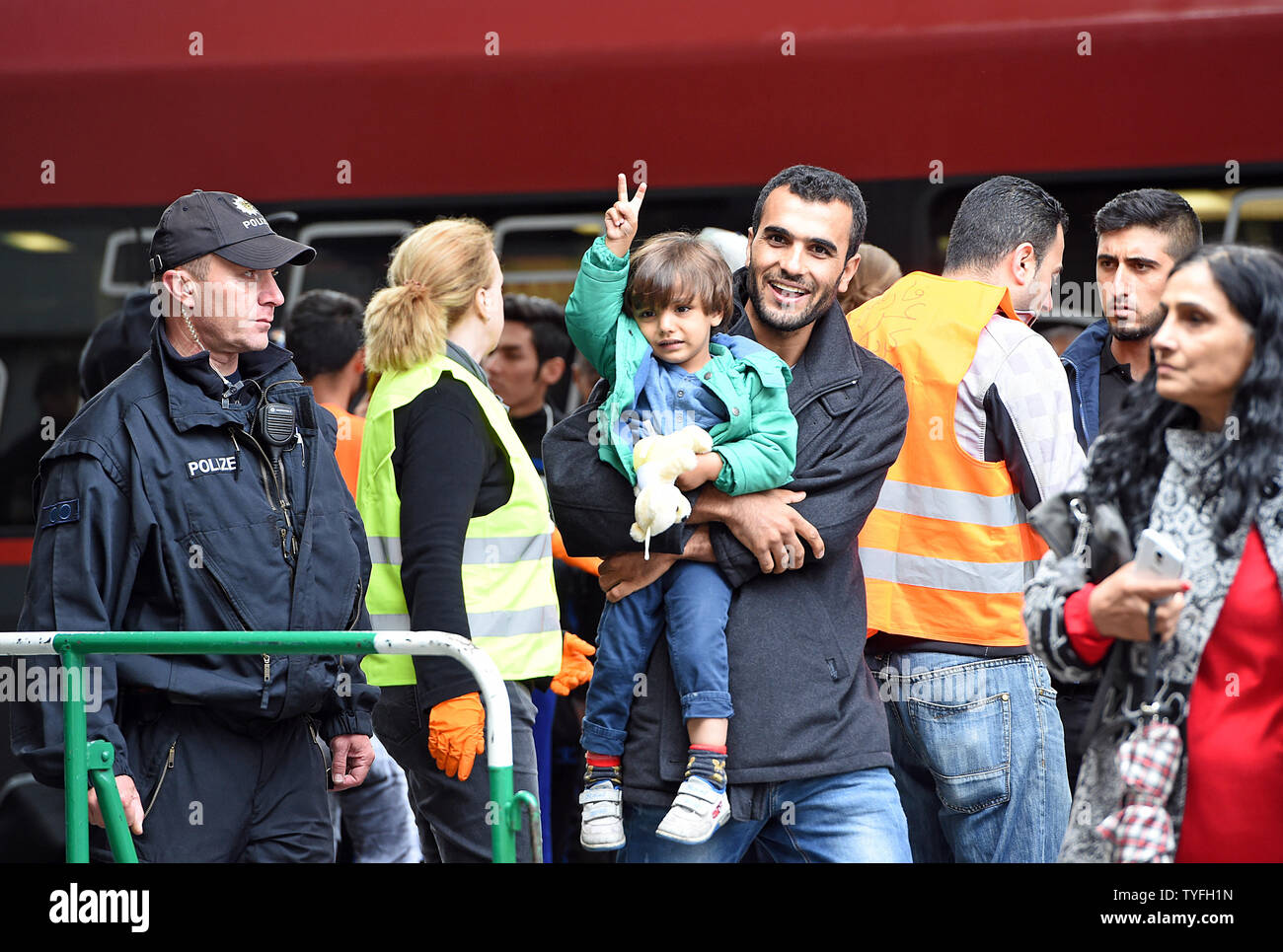 Des migrants arrivent à la gare centrale de Munich le 6 septembre 2015. L'Autriche et l'Allemagne a ouvert ses frontières aux réfugiés, beaucoup d'entre eux à partir de la Syrie durant la guerre civile, après le gouvernement hongrois a transporté les migrants qui avaient quitté Budapest à pied en route vers la frontière autrichienne. Photo de David Silpa/UPI Banque D'Images