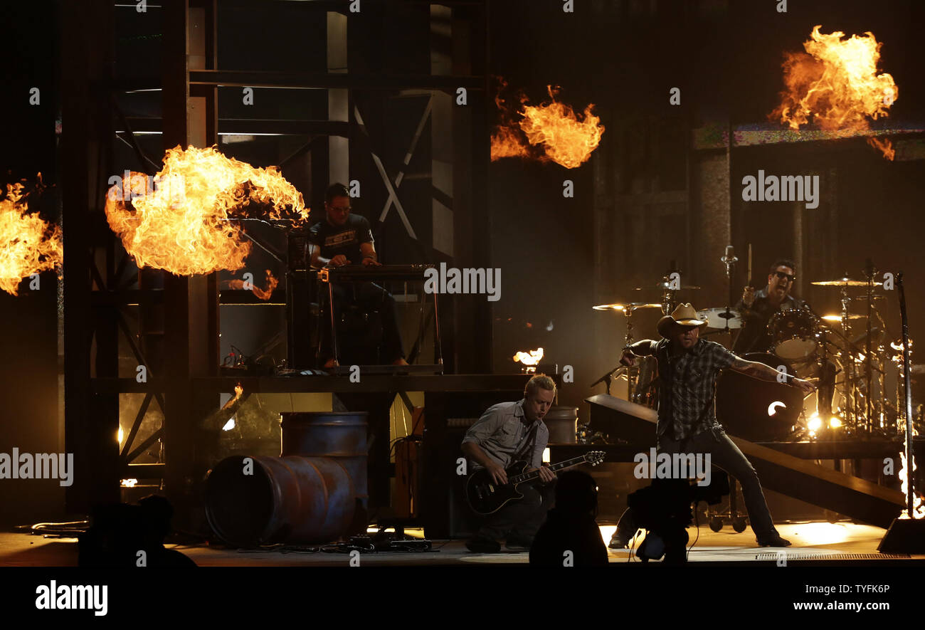 Jason Aldean fonctionne à la 49e Assemblée CMA Awards à Nashville, TN le 4 novembre, 2015 Photo de John Angelillo/UPI Banque D'Images