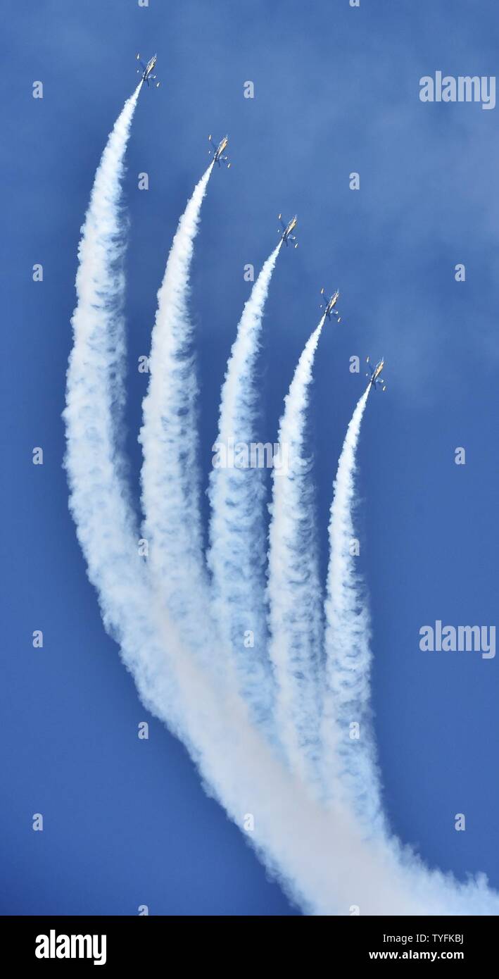 Floride (nov. 5, 2016) Escadron de démonstration en vol de l'US Navy, le Blue Angels Premier Solo # 5 Le lieutenant Ryan Chamberlain et le Diamond pilotes accomplissent la ligne au courant boucle à la Mer et Ciel 2016 spectaculaire de Jacksonville, Floride. Les Anges bleus sont tenues de remplir plus de 50 manifestations à travers les États-Unis en 2016, qui est l'année du 70e anniversaire de l'équipe. Banque D'Images