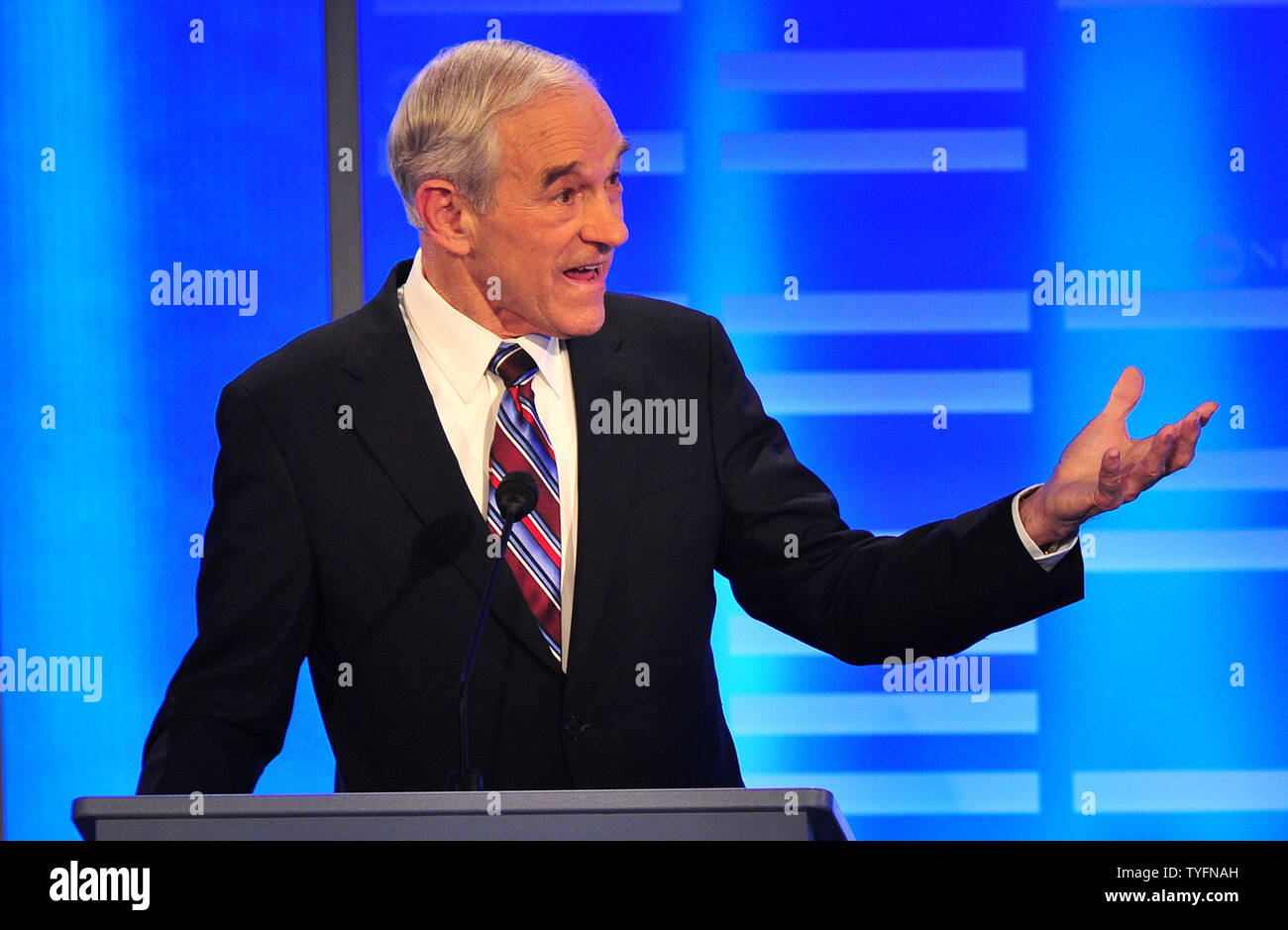 Le candidat présidentiel républicain Ron Paul participe à l'ABC News, Yahoo ! News, WMUR débat présidentiel républicain sur le campus de Saint Anselm College de Manchester, New Hampshire le 7 janvier 2011. New Hampshire tiendra la première-dans-le-primaire de la nation le 10 janvier. UPI/Kevin Dietsch Banque D'Images