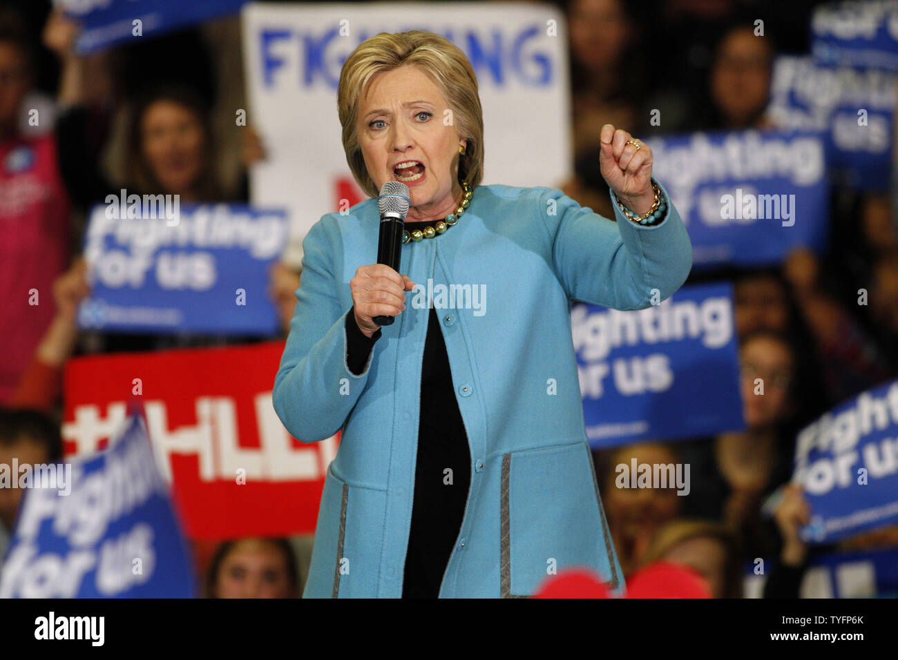 Le candidat démocrate, Hillary Clinton s'adresse à la foule lors d'une faire sortir le vote rassemblement à Alvirne High School à Hudson, New Hampshire le 8 février 2016. L'événement est Hillary Clinton's hauteur finale aux électeurs potentiels avant les primaires du New Hampshire mardi. Photo de Matthew Healey/UPI Banque D'Images