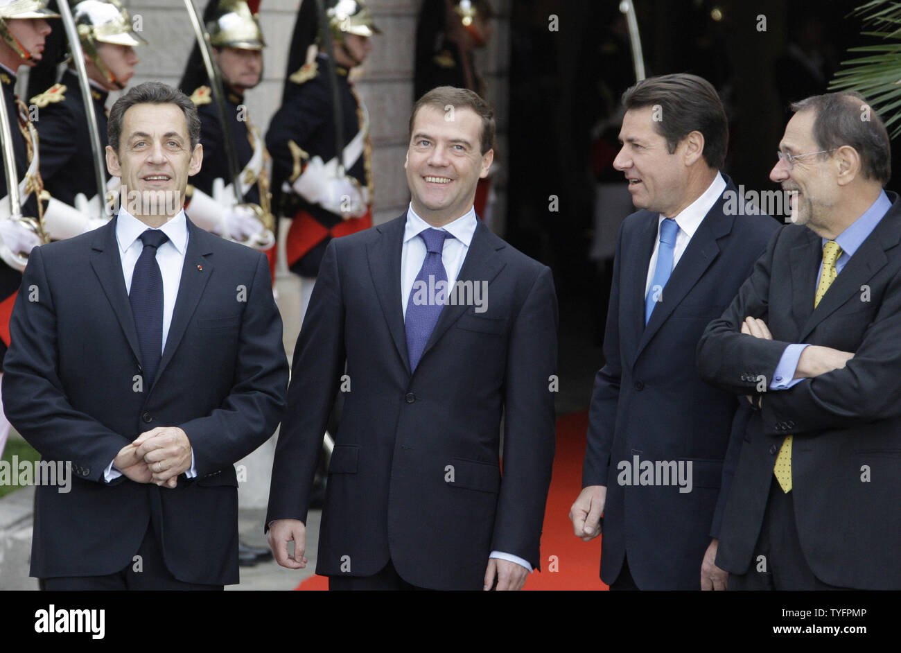 (L-R) Le président français Nicolas Sarkozy, le président russe Dmitri Medvedev, le maire de Nice Christian Estrosi et Javier Solana, Haut Représentant pour la politique étrangère et de sécurité commune, le Secrétaire Général du Conseil de l'Union européenne, présentent au cours du sommet UE-Russie à Nice, Côte d'Azur, le 14 novembre 2008. M. Sarkozy a appelé la Russie et les États-Unis à cesser de menacer les uns les autres avec des missiles et des boucliers humains vendredi et a appelé à des discussions sur l'avenir de l'Europe de la sécurité. (Photo d'UPI/Anatoli Zhdanov) Banque D'Images