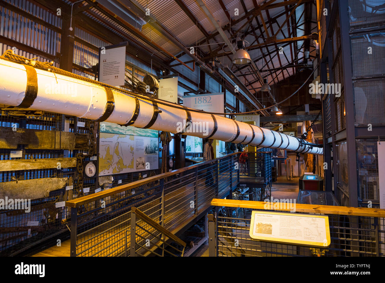 Le SS Great Britains peint blanc cour principale ( qui aurait été suspendu à partir de la le mât principal du navire ) à l'intérieur du Musée de l'Arsenal à SS Great Britain de Brunel à Bristol. UK. (109) Banque D'Images