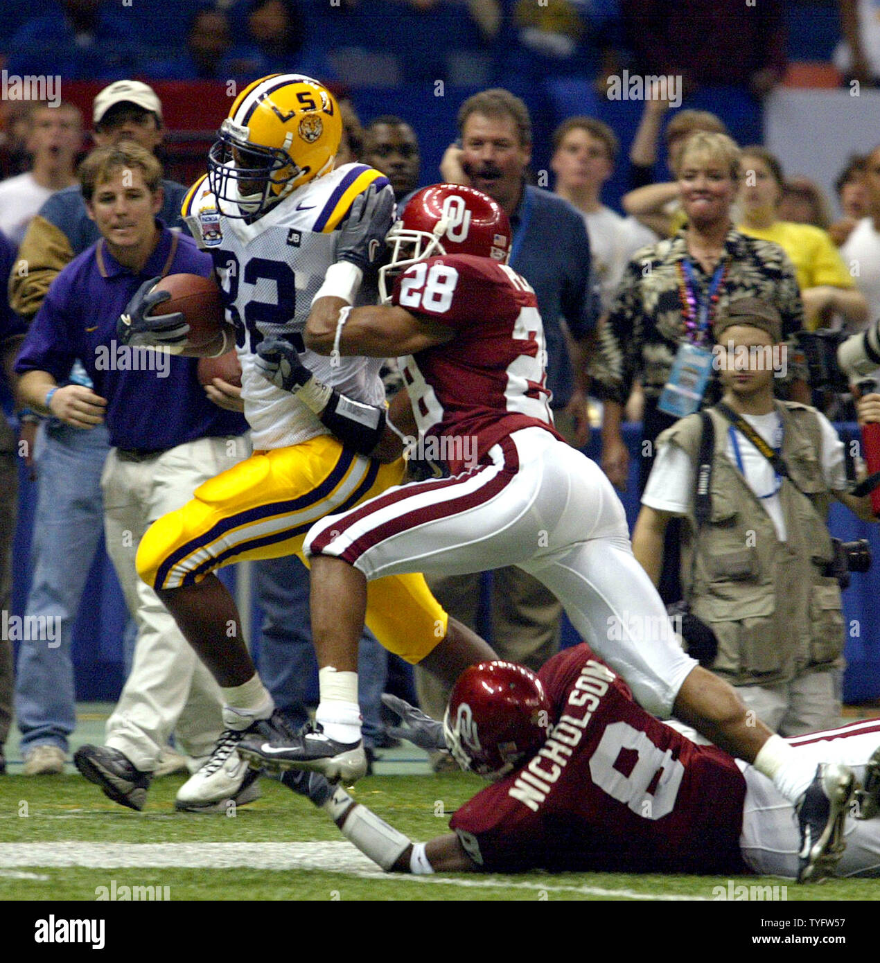 Louisiana State University défensive fin Laenar Nixon (82) prend un faux objectif champ vers le bas le terrain au cours de premier semestre contre Washington au cours de l'action Nokia Sugar Bowl à la Nouvelle Orléans, le 4 janvier 2004. Nixon n'a pas réussi à faire le premier vers le bas. La défense sur le jeu sont à l'Ohio's Antonio Perkins (28) Démonte et Nicholson (8). (Photo d'UPI/A.J. Sisco) Banque D'Images