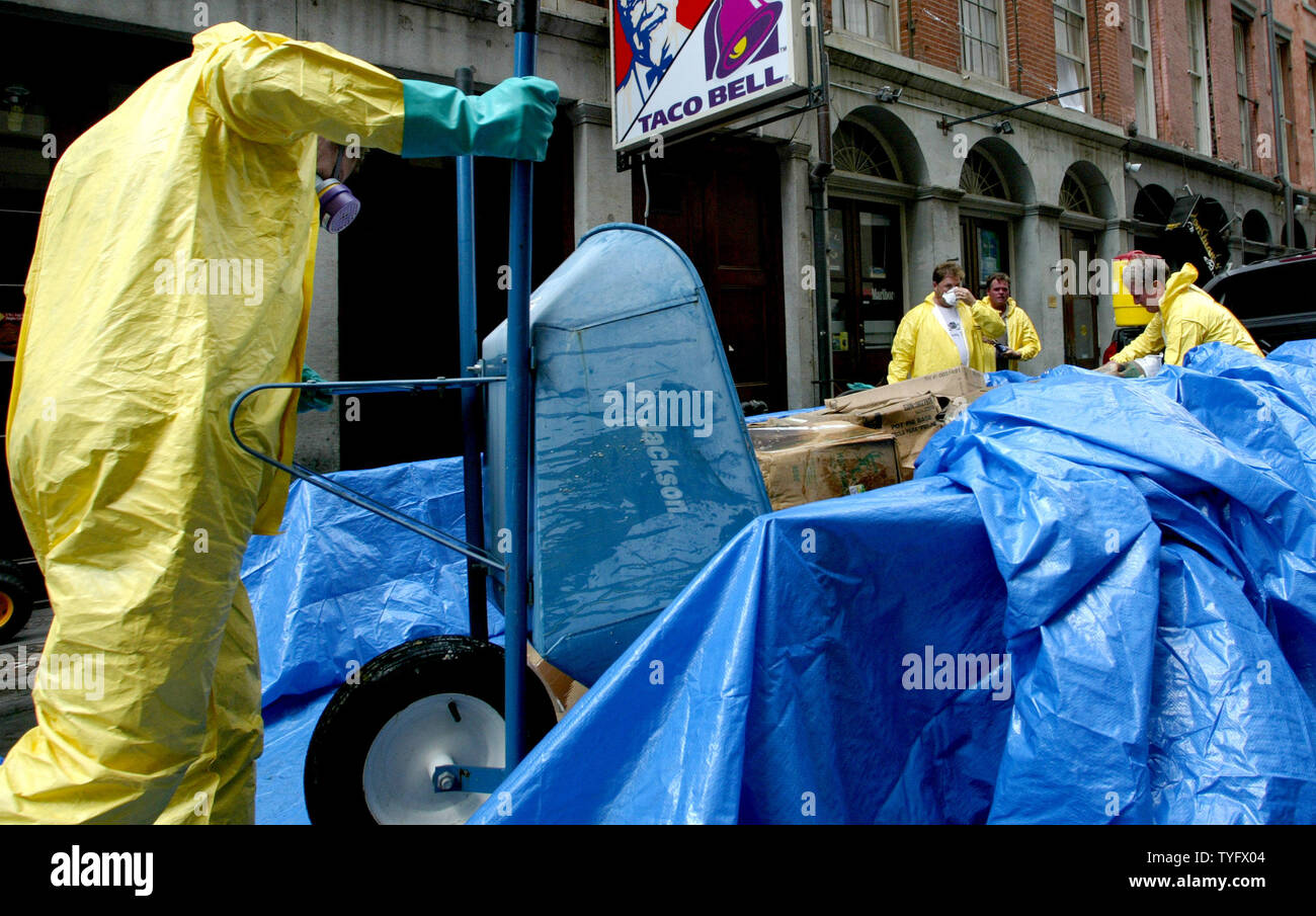 Travailleurs en HASMAT convient à nettoyer un fast-food dans le quartier français de La Nouvelle-Orléans, le 15 septembre 2005. Le maire de La Nouvelle-Orléans Ray Nagin a annoncé les résidents du quartier français, le quartier central des affaires, et la haute-ville et les quartiers d'Alger sera autorisée dans le samedi, pour la première fois depuis l'ouragan Katrina a frappé la côte du Golfe. (UPI Photo/ Ken James) Banque D'Images