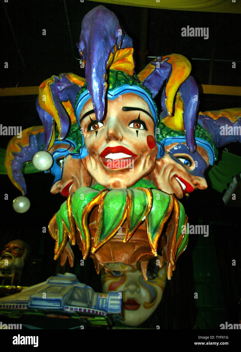 À l'intérieur de Blaine Kern's Mardi Gras World entrepôts, situé dans la banlieue d'Alger, est d'environ 95 pour cent de la flotte, montré ici sur Septembre 18, 2005, qui constituent le cœur de la Mardi Gras. Représentant de la ville espère que la ville sera en mesure d'organiser son festival annuel en février prochain malgré les ravages de l'ouragan Katrina, qui a frappé la ville le 29 août. (UPI Photo/ A.J. Sisco) Banque D'Images