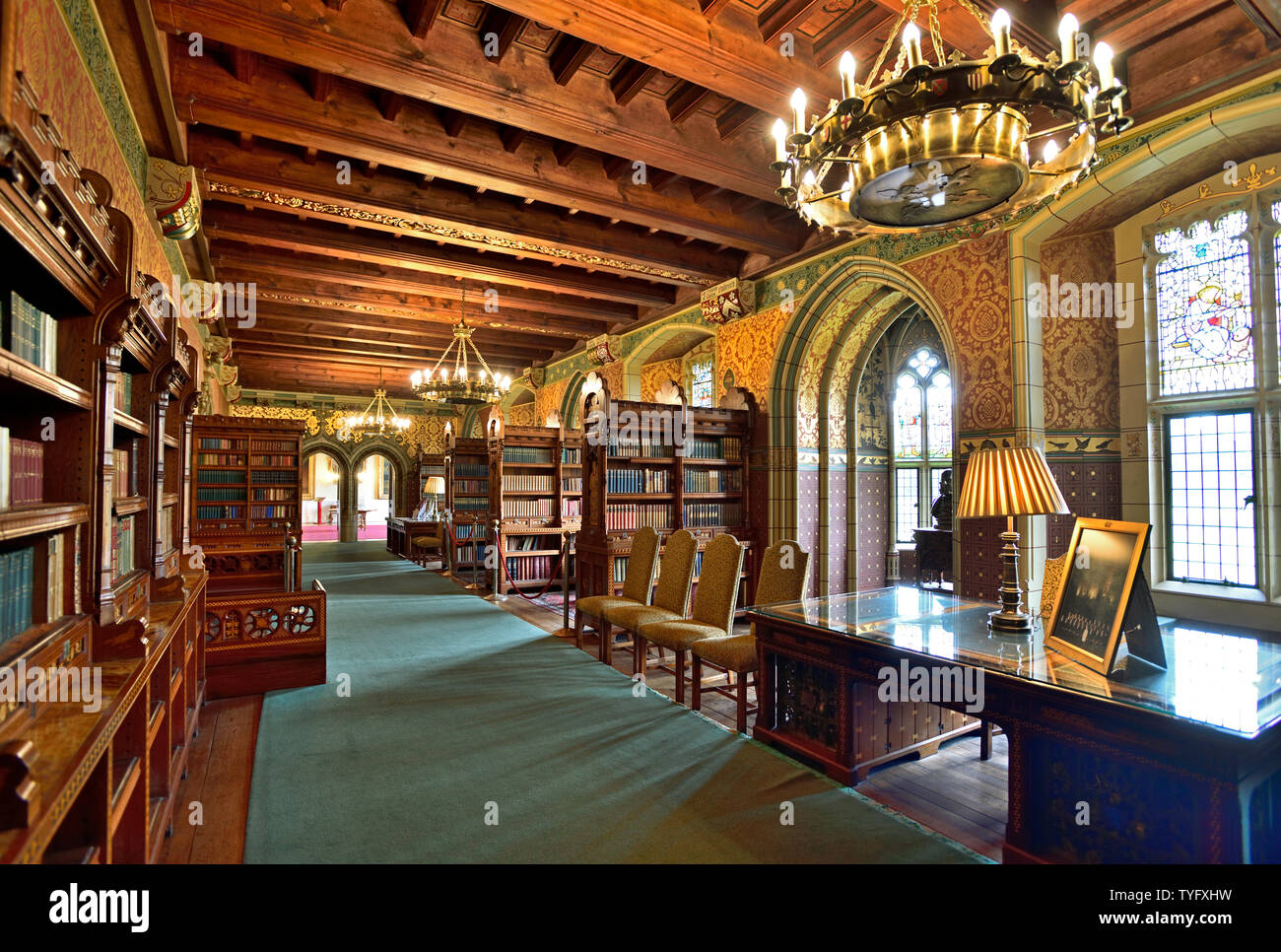 Vue panoramique de la bibliothèque du château de Cardiff, sculpture en bois au plafond, lustre, bibliothèques, livres, riche ton chaleureux, tourné en juin 2019 Banque D'Images