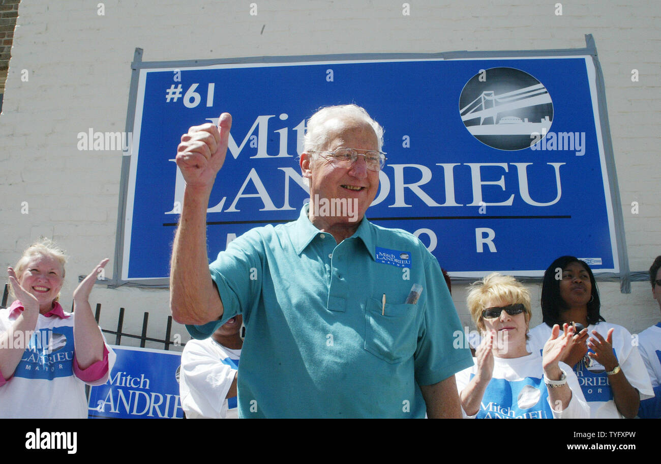 Moon Landrieu qui a été élu maire de la Nouvelle Orléans en 1970, assiste à un rassemblement pour son fils Mitch, le 8 avril 2006. La jeune Landrieu qui est maintenant lieutenant-gouverneur de Louisiane est en marche pour le maire de la Nouvelle Orléans cette année. (Photo d'UPI/A.J. Sisco) Banque D'Images