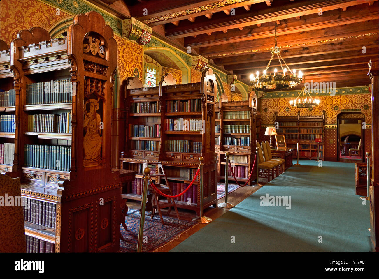 Vue panoramique de la bibliothèque du château de Cardiff, le plafond incurvé en bois, lustres, bibliothèques, livres, riche sonorité chaude, la photographie en juin 2019 Banque D'Images