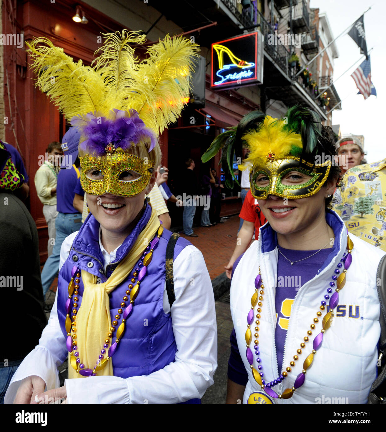 LSU fans descendre la rue Bourbon à l'occasion avant le début du Championnat National BCS NCAA Football jeu de la Nouvelle Orléans le 7 janvier 2008. No1 fait face à l'état de l'Ohio n° 2 dans l'intitulé de la LSU jeu. (Photo d'UPI/Pat Benic) Banque D'Images