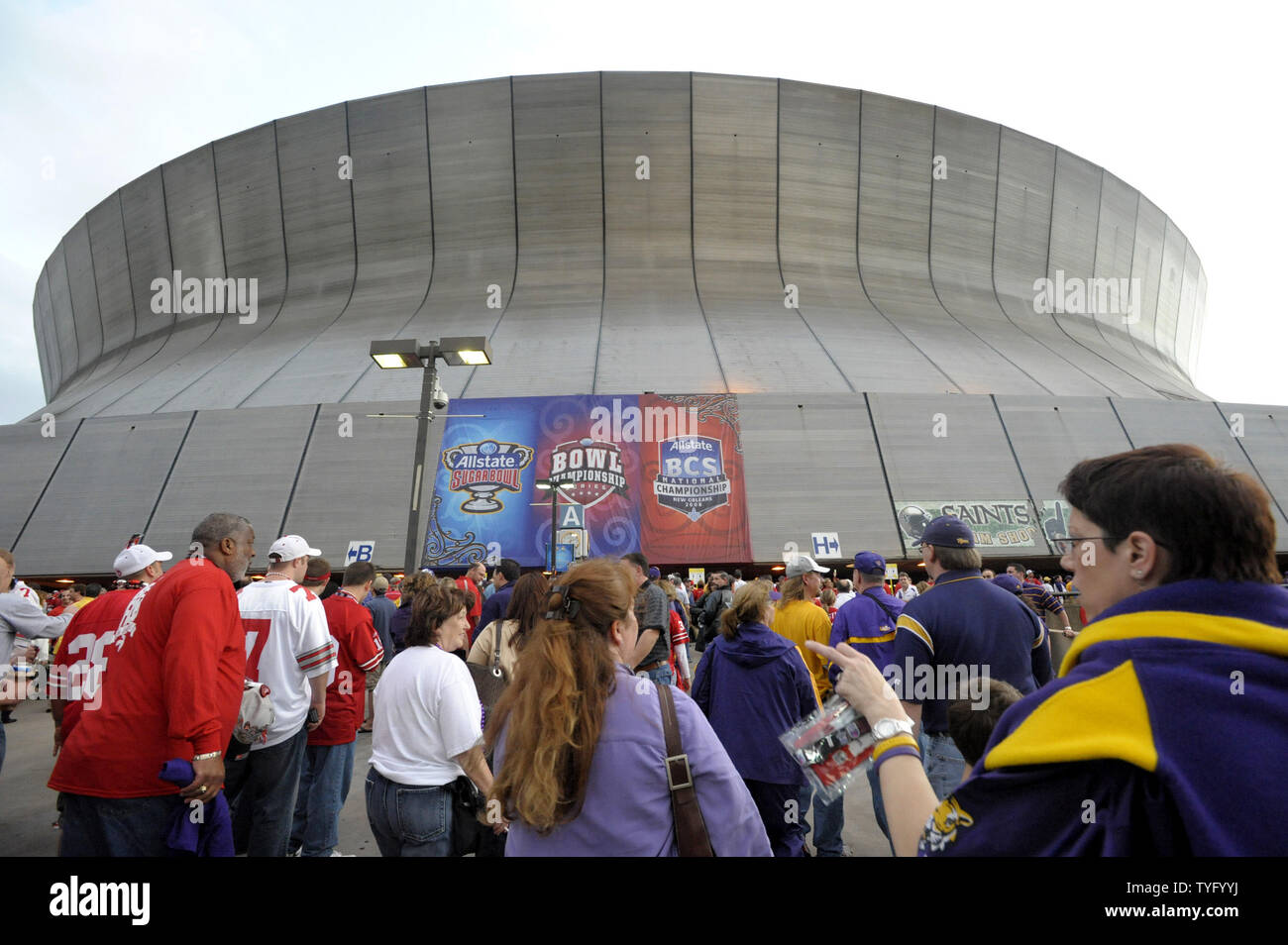 Louisiana State University et Ohio State football fans entrez le Superdome avant le début de jeu du Championnat National BCS NCAA à la Nouvelle Orléans le 7 janvier 2008. No1 fait face à l'état de l'Ohio n° 2 dans l'intitulé de la LSU jeu. (Photo d'UPI/Pat Benic) Banque D'Images