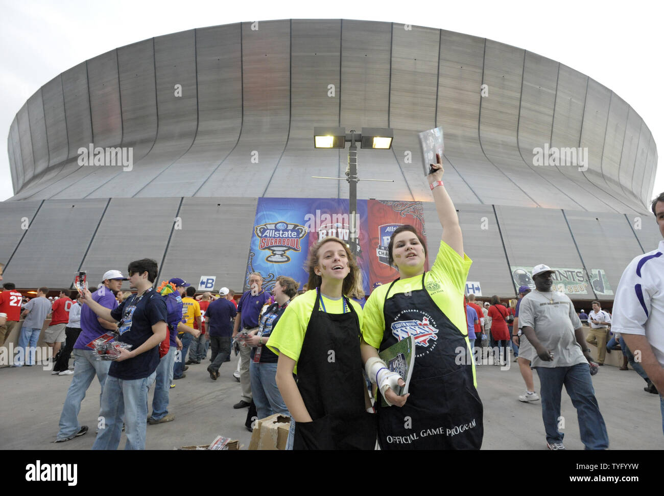 Le programme officiel est vendue à l'état de l'Ohio et LSU football fans comme ils entrent dans le Superdome avant le début de jeu du Championnat National BCS NCAA à la Nouvelle Orléans le 7 janvier 2008. No1 fait face à l'état de l'Ohio n° 2 dans l'intitulé de la LSU jeu. (Photo d'UPI/Pat Benic) Banque D'Images