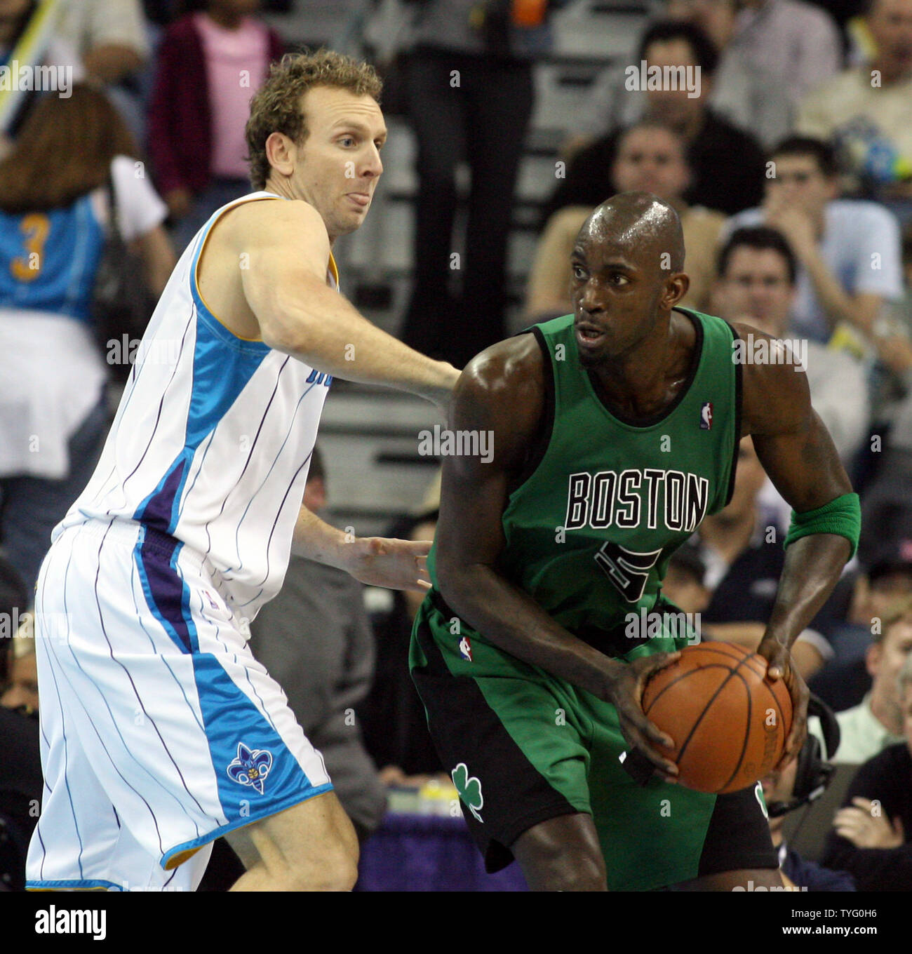 New Orleans Hornets Sean Marks tente de défendre Boston Celtics Kevin Garnett, que le grenat travaille son chemin vers le panier au cours d'action de la NBA à la Nouvelle Orléans le 11 février 2009. (Photo d'UPI/A.J. Sisco) Banque D'Images