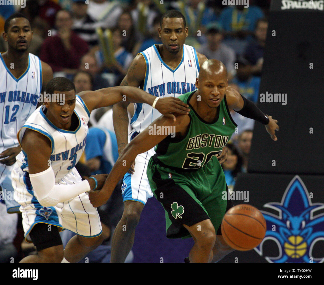 New Orleans Hornets Chris Paul et Boston Celtics Ray Allen course pour récupérer la balle au cours de l'action de la NBA à la Nouvelle Orléans le 11 février 2009. (Photo d'UPI/A.J. Sisco) Banque D'Images