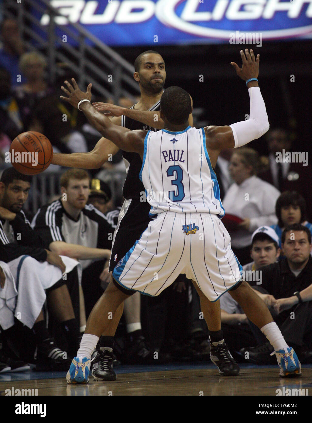 New Orleans Hornets Chris Paul (3) défend San Antonio Spurs Tony Parker NBA au cours de l'action dans la Nouvelle Orléans le 29 mars 2009. (Photo d'UPI/A.J. Sisco) Banque D'Images
