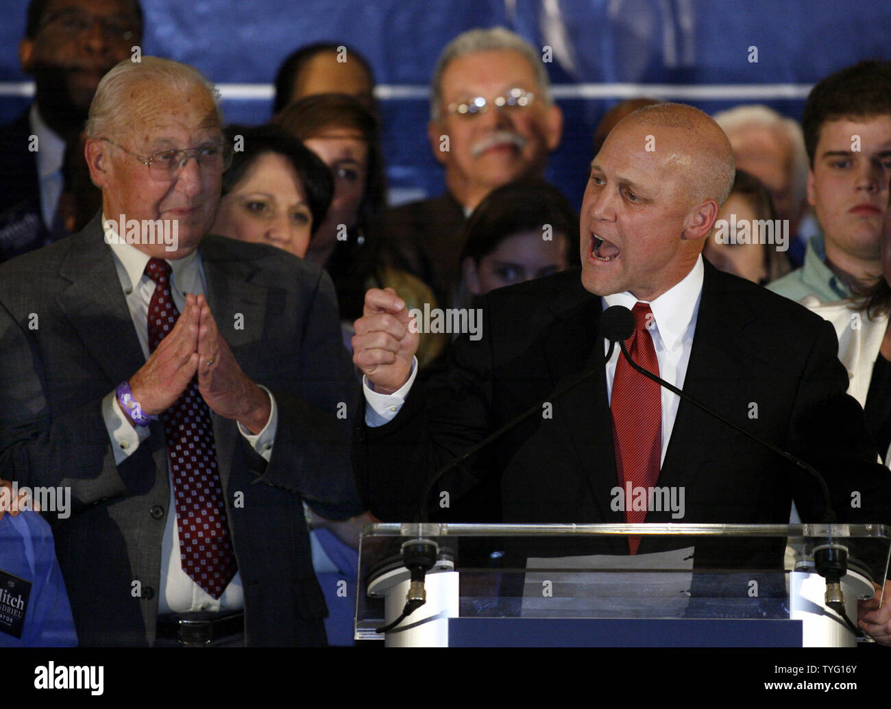 Ancien maire Moon Landrieu (L) regarde son fils le Lieutenant-gouverneur de Louisiane. Mitch Landrieu parle de partisans à son élection fête nocturne au Roosevelt Hotel au centre-ville de La Nouvelle Orléans le 6 février 2010. Landrieu a gagné dans un démocrate à glissement de devenir la nouvelle orléans' premier maire blanc depuis 1978, en remplacement du maire de l'époque de Katrina C. Ray Nagin. Le père de Landrieu, lune, a été maire de 1970-78. UPI/A.J. Sisco. Banque D'Images