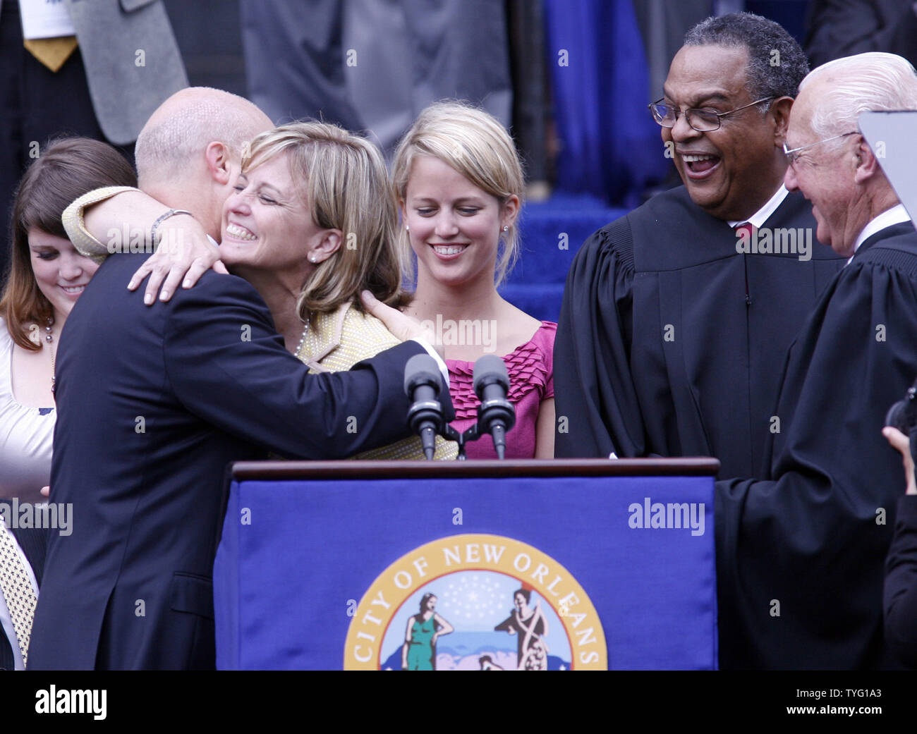 Maire Mitch Landrieu est embrassé par sa femme Cheryl après avoir pris le serment d'office administré par son père, ancien maire Moon Landrieu (R) et juge de la Cour d'appel de l'état Marc Lombard cérémonie d'inauguration de la Nouvelle Orléans, le 3 mai 2010. Landrieu est le premier maire de New Orelans blanc à plus de 30 ans que son père Moon Landrieu a quitté ses fonctions en 1978. UPI/A.J. Sisco Banque D'Images