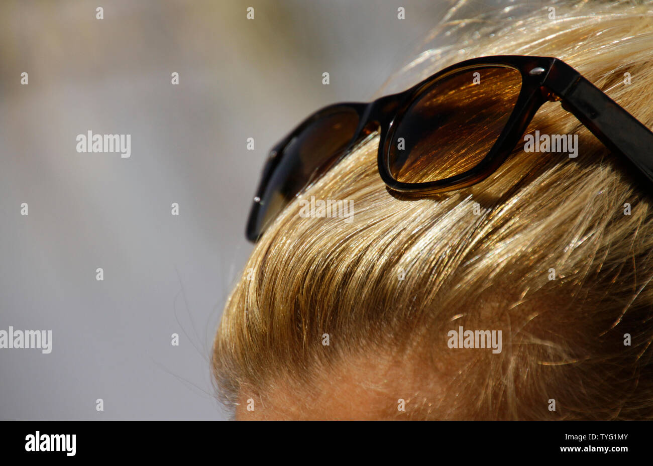 Portrait de femme blonde avec des lunettes de soleil dans ses cheveux Photo  Stock - Alamy