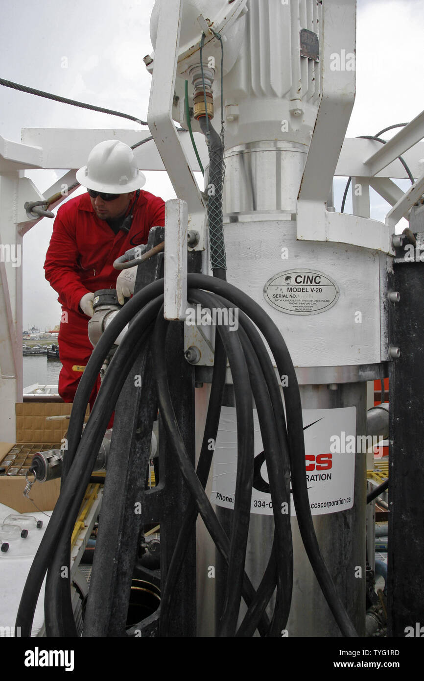 Un ouvrier démontre une centrifugeuse qui sépare l'huile et l'eau lors d'une conférence de presse organisée par Kevin Costner, cofondateur de la centrifugeuse bouilloire Ocean Therapy, à Port Fourchon, en Louisiane, le 18 juin 2010. La société a vendu 32 Costner des machines à BP pour lutter contre le déversement de pétrole du Golfe du Mexique. UPI/A.J. Sisco.. Banque D'Images