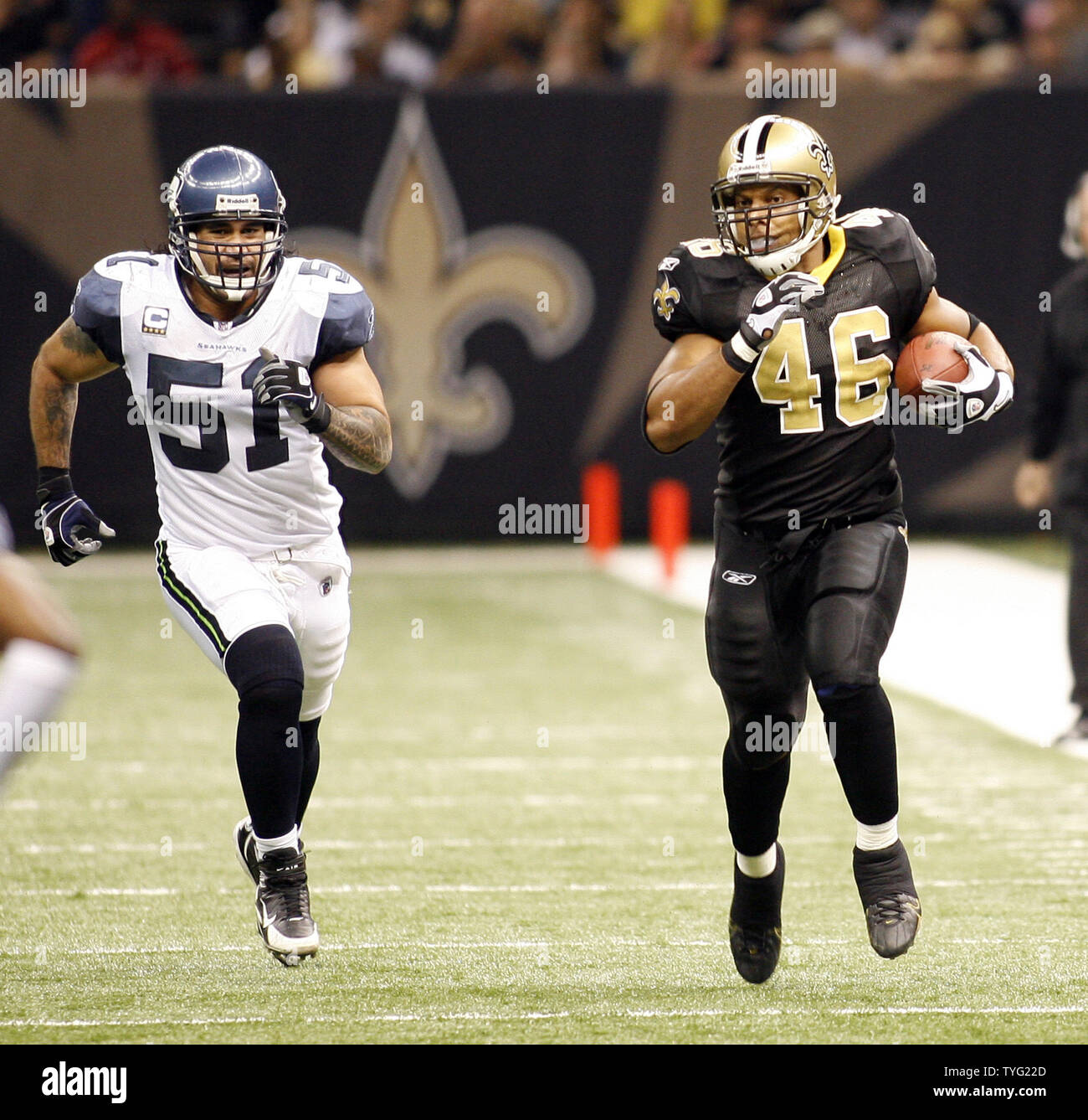 New Orleans Saints running back Ladell Betts (46) Seattle Seahawks outruns Tatupa Lofa (51) pour une première en bas au cours du deuxième trimestre l'action au Louisiana Superdome à la Nouvelle Orléans le 21 novembre 2010. UPI/A.J. Sisco Banque D'Images