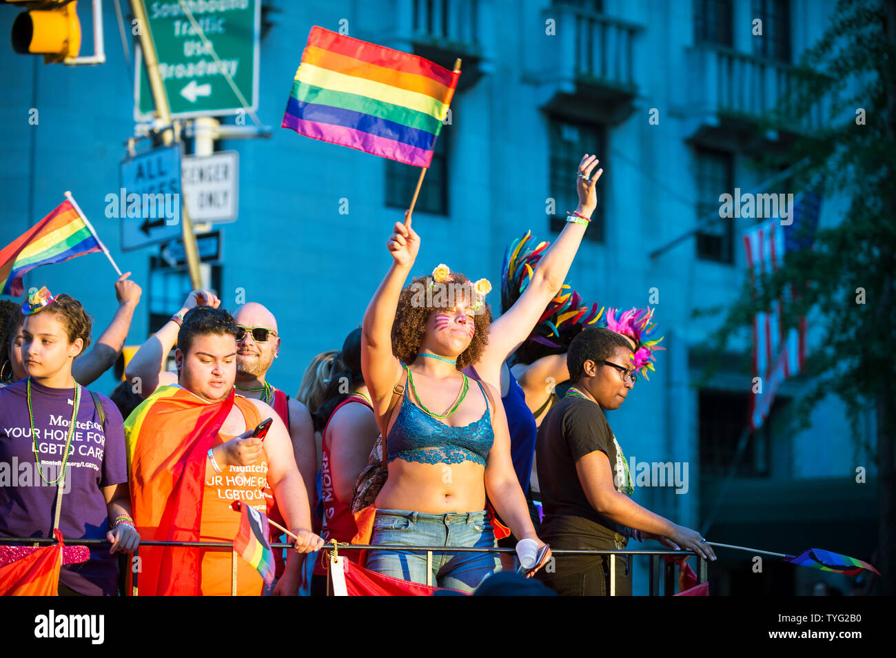 NEW YORK - 25 juin 2017 : Les participants port shirts parrainé par Montefiore Medical Center agitent des drapeaux sur un flotteur dans la Parade de la gay Pride. Banque D'Images