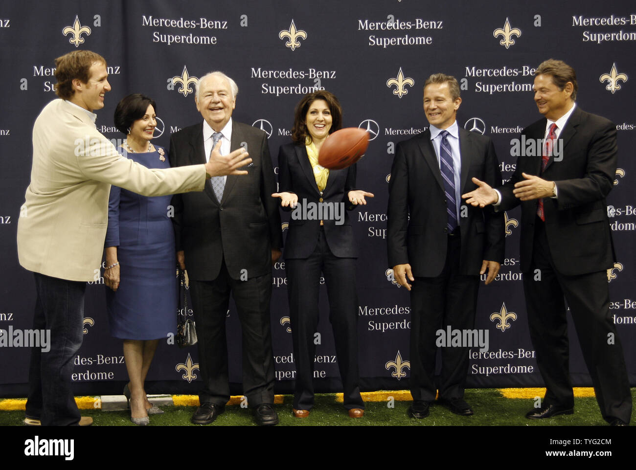 New Orleans Saints quarterback Drew Brees lance un ballon de football à Ernst Lieb Président et New Orleans Saints quarterback Drew Brees lance un ballon de football à Ernst Lieb, président et chef de la direction de Mercedes-Benz USA. Comité permanent entre Brees et Lieb, de gauche, Gayle Benson, propriétaire de l'équipe Tom Benson Benson ; Rita LeBlanc, Vice-président exécutif ; et Stephen Cannon, Vice-président du Marketing pour Mercedes-Benz USA. Les New Orleans Saints et Mercedes-Benz ont annoncé qu'ils avaient conclu un accord de droits de dénomination, le 4 octobre 2011, qui permettront de faire de la 36-year-old Louisiana Superdome dans le M Banque D'Images