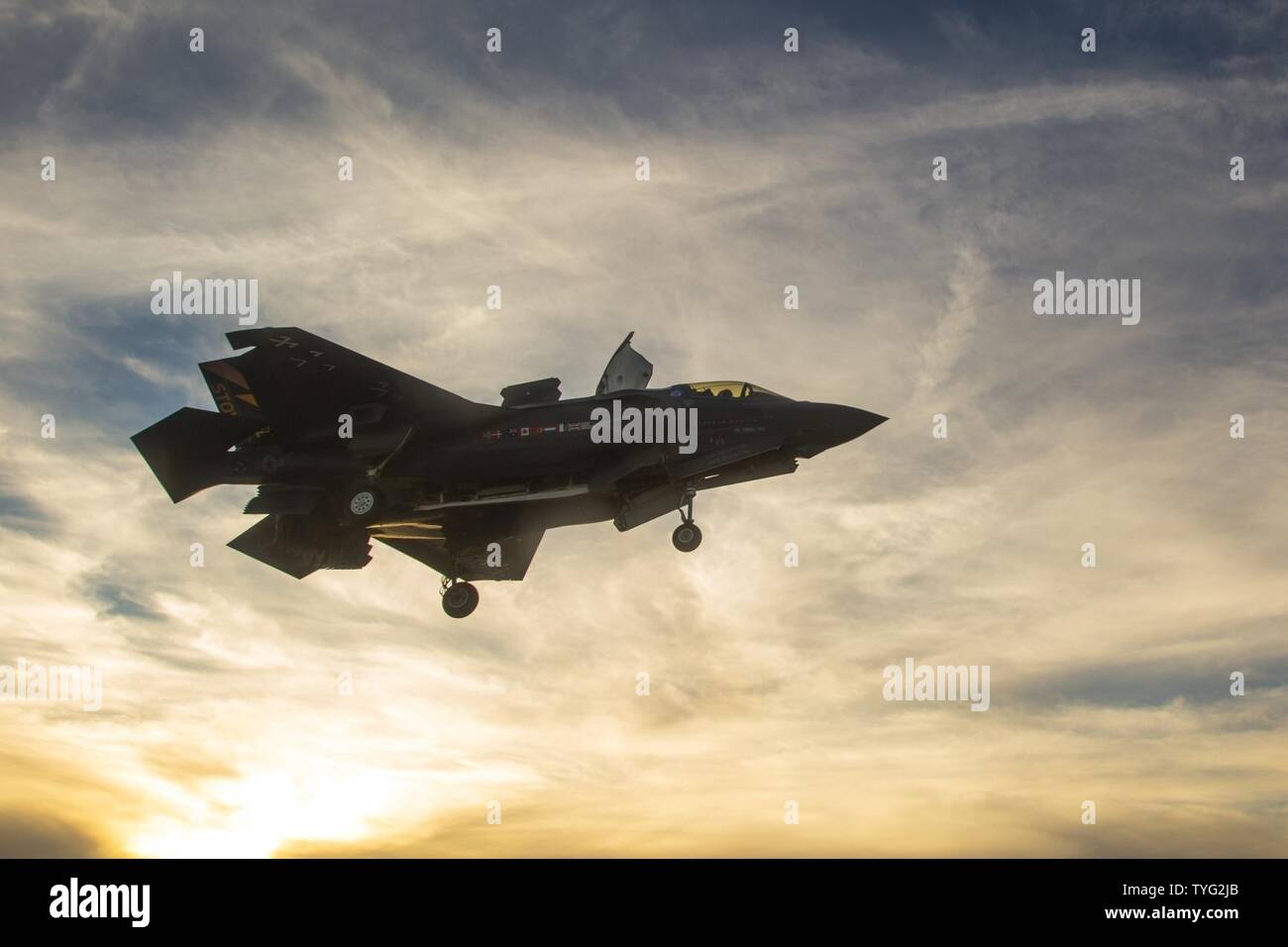 Océan Pacifique (nov. 7, 2016) - Un F-35B Lightning II à décollage/atterrissage vertical (STOVL) se prépare pour l'atterrissage sur le navire d'assaut amphibie USS America (LHA 6). Dans un troisième et dernier F-35B affectation de phase de test (DT-III), l'aéronef est en pleine expansion de l'enveloppe par le biais d'une série de lancements et recouvrements dans diverses conditions d'exploitation telles que l'état de la mer et des vents forts. Banque D'Images