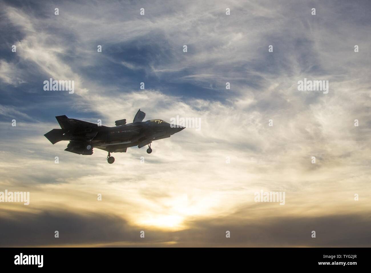 Océan Pacifique (nov. 7, 2016) - Un F-35B Lightning II à décollage/atterrissage vertical (STOVL) se prépare pour l'atterrissage sur le navire d'assaut amphibie USS America (LHA 6). Dans un troisième et dernier F-35B affectation de phase de test (DT-III), l'aéronef est en pleine expansion de l'enveloppe par le biais d'une série de lancements et recouvrements dans diverses conditions d'exploitation telles que l'état de la mer et des vents forts. Banque D'Images