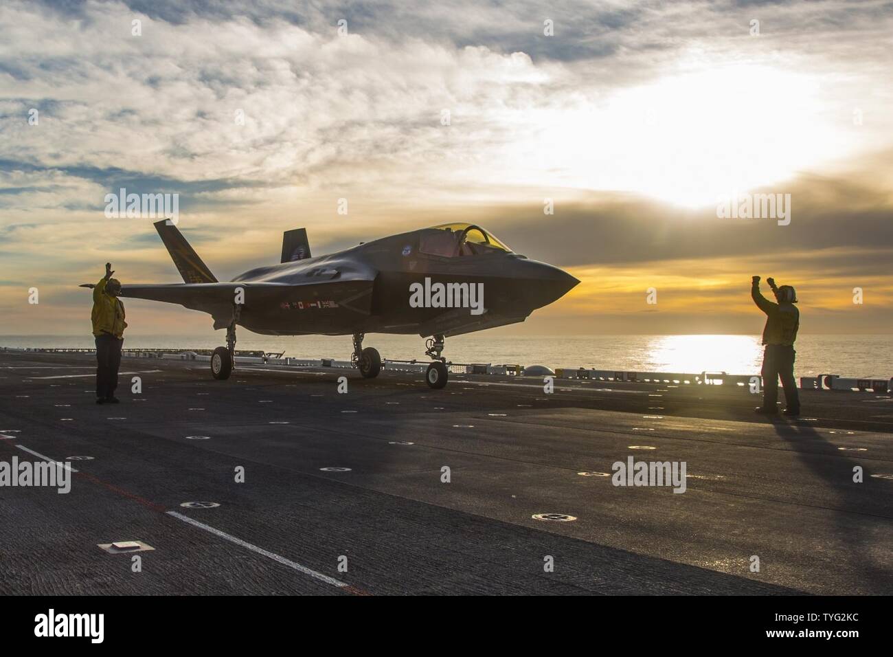 Océan Pacifique (nov. 7, 2016) - deux agents d'entretien d'aéronefs utilisent des signaux pour diriger un F-35B Lightning II avant d'aéronefs sur le pont en préparation pour le lancement de l'assaut amphibie USS America (LHA 6). Dans un troisième et dernier F-35B affectation de phase de test (DT-III), l'aéronef est en pleine expansion de l'enveloppe par le biais d'une série de lancements et recouvrements dans diverses conditions d'exploitation telles que l'état de la mer et des vents forts. Banque D'Images