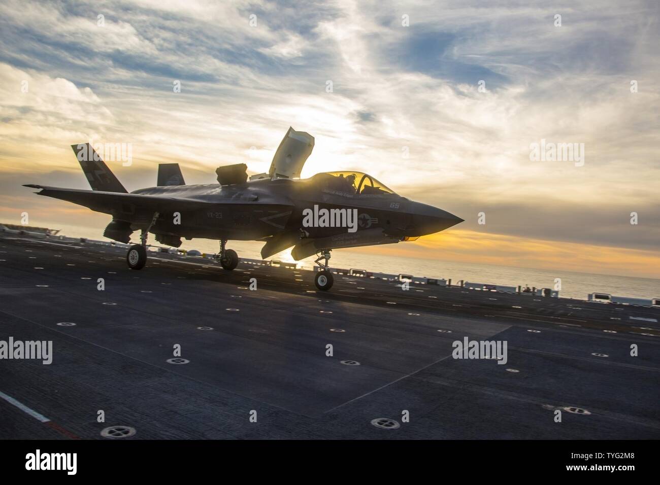 Océan Pacifique (nov. 7, 2016) - Un F-35B Lightning II à décollage/atterrissage vertical (STOVL) lance à partir de l'assaut amphibie USS America (LHA 6). Dans un troisième et dernier F-35B affectation de phase de test (DT-III), l'aéronef est en pleine expansion de l'enveloppe par le biais d'une série de lancements et recouvrements dans diverses conditions d'exploitation telles que l'état de la mer et des vents forts. Banque D'Images