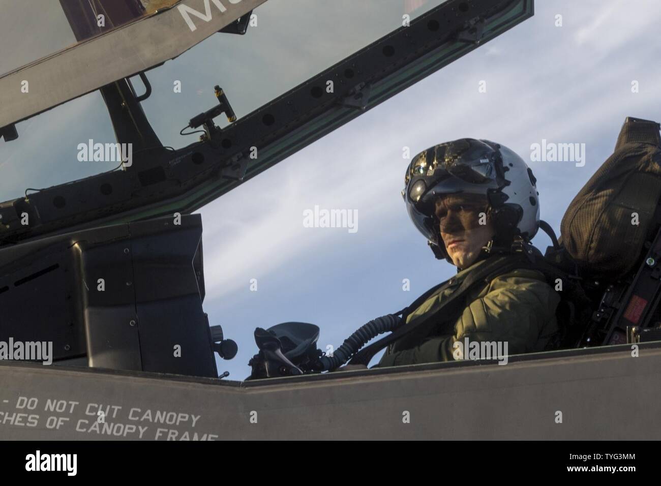 Océan Pacifique (nov. 7, 2016) - Le major du Corps des Marines américain John "Ike" Dirk, F-35B Lightning II Affectation de phase de test (DT-III) Agent responsable (OCI) et F-35 Lightning II test pré-pilote d'un avion F-35B à décollage La foudre et atterrissage vertical (STOVL) avion avant les opérations d'essais en vol à bord du navire d'assaut amphibie USS America (LHA 6). Au cours de DT-III, l'avion est en pleine expansion de l'enveloppe par le biais d'une série de lancements et recouvrements dans diverses conditions d'exploitation telles que l'état de la mer et des vents forts. Banque D'Images